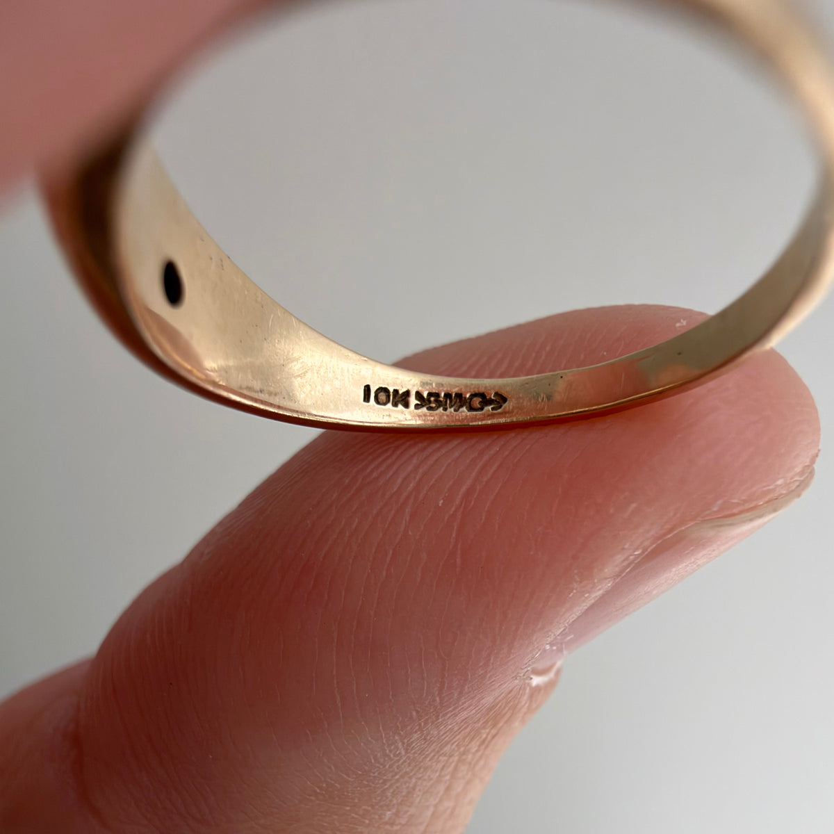 V I N T A G E // north star / 10k and diamond domed band / size 3.25