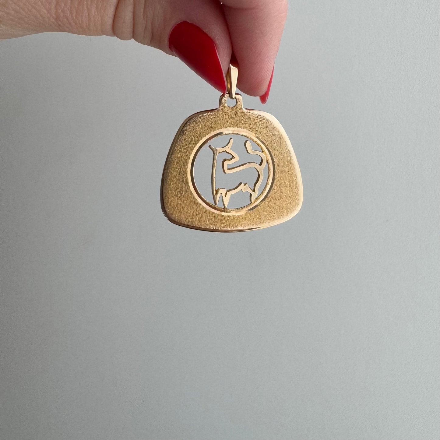 V I N T A G E // The Bull / 10k yellow gold Taurus zodiac bull / a pendant