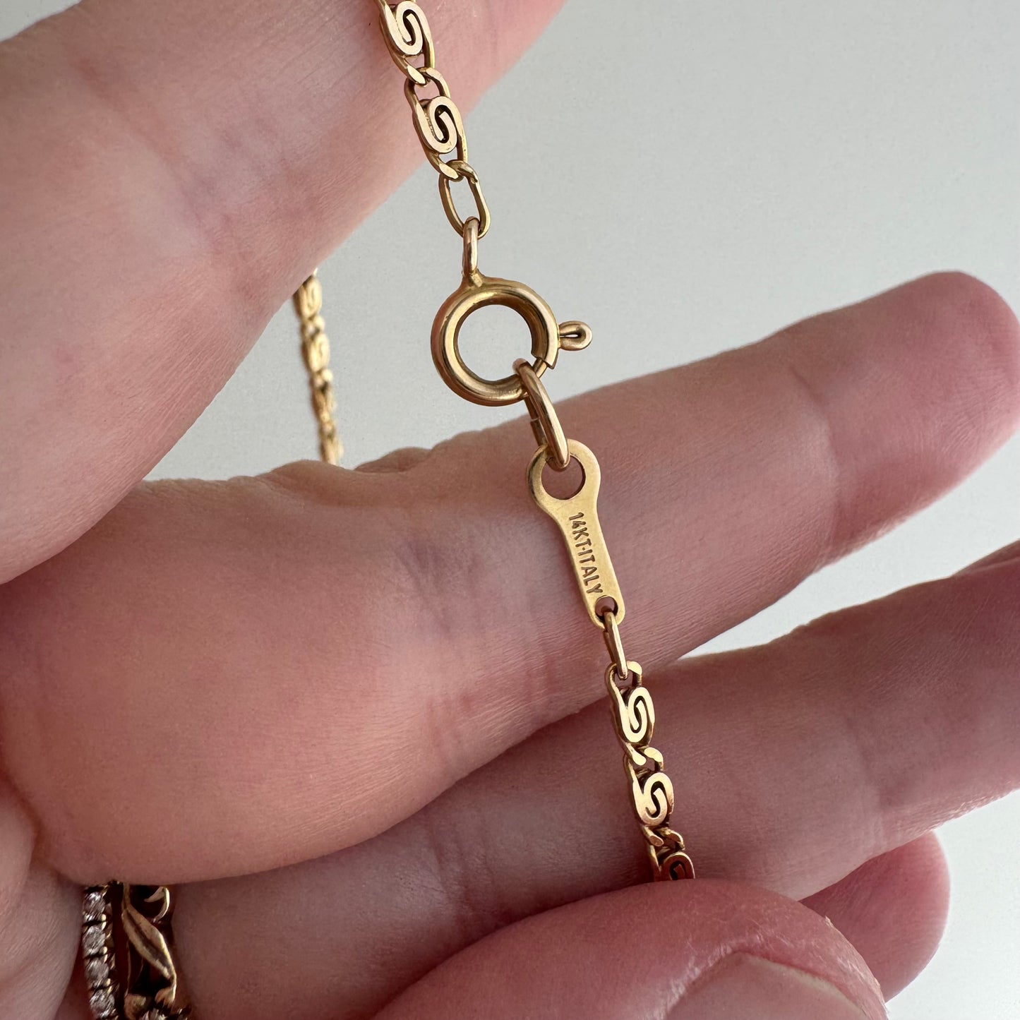 V I N T A G E // spiraling / 14k yellow gold spiral chain and charm holder / 18.25", 7g