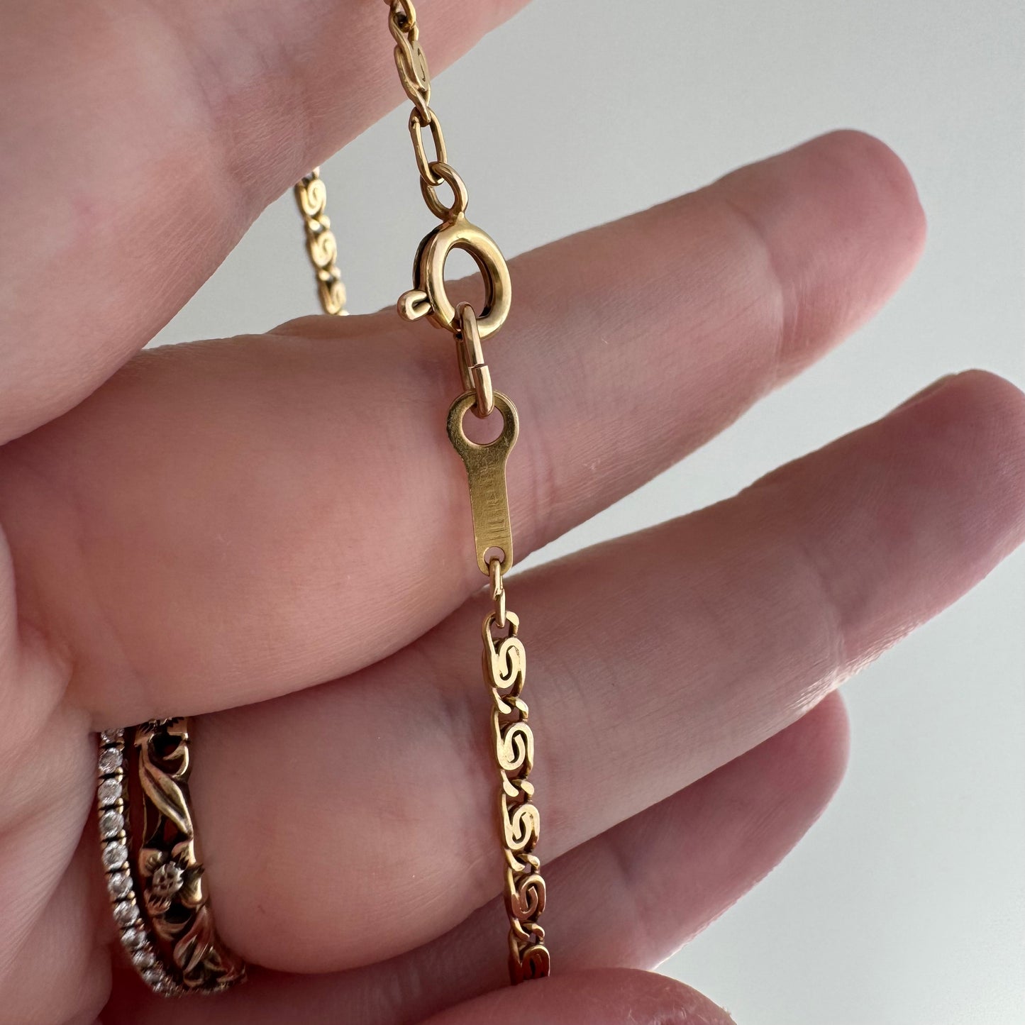 V I N T A G E // spiraling / 14k yellow gold spiral chain and charm holder / 18.25", 7g