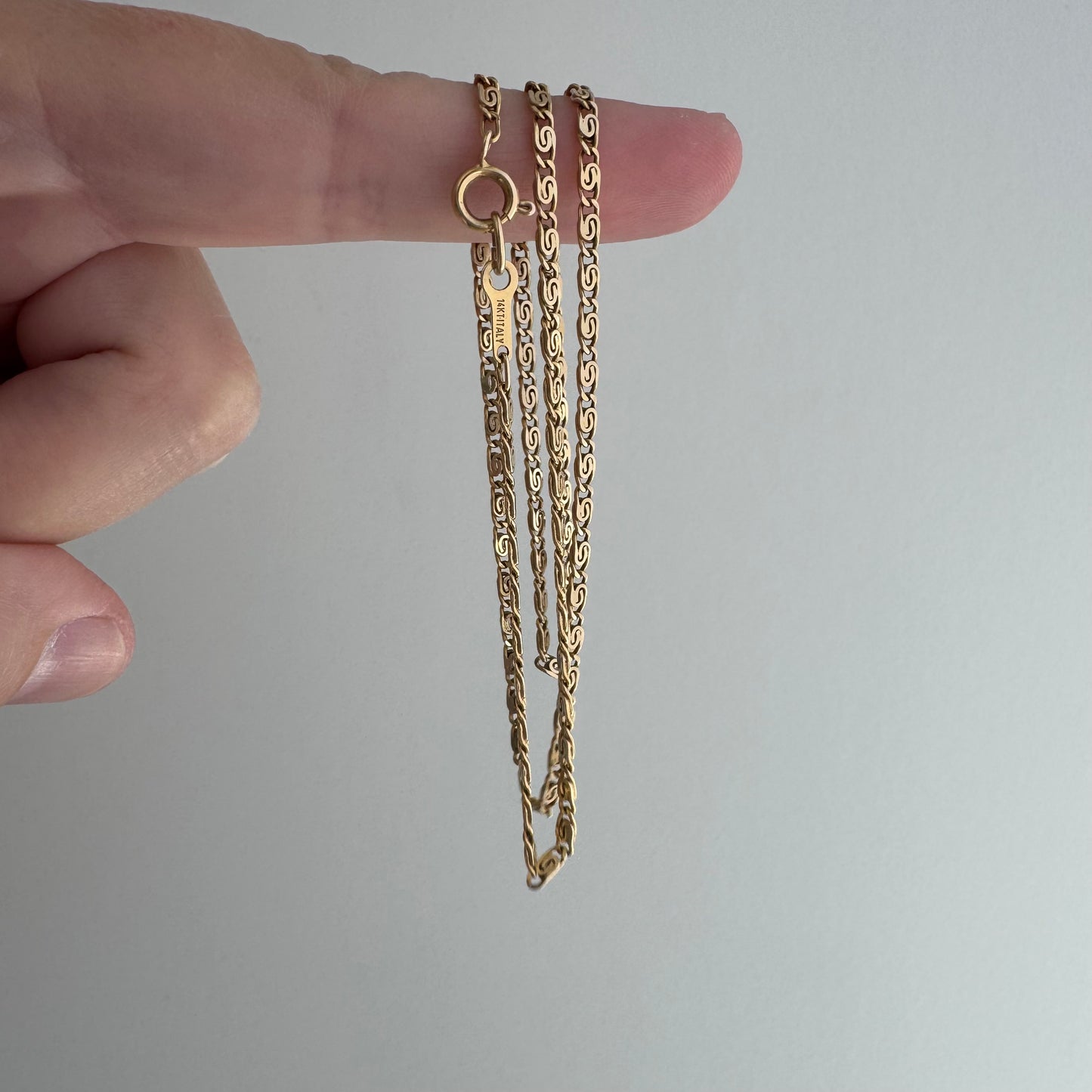 V I N T A G E // spiraling / 14k yellow gold spiral chain and charm holder / 18.25", 7g