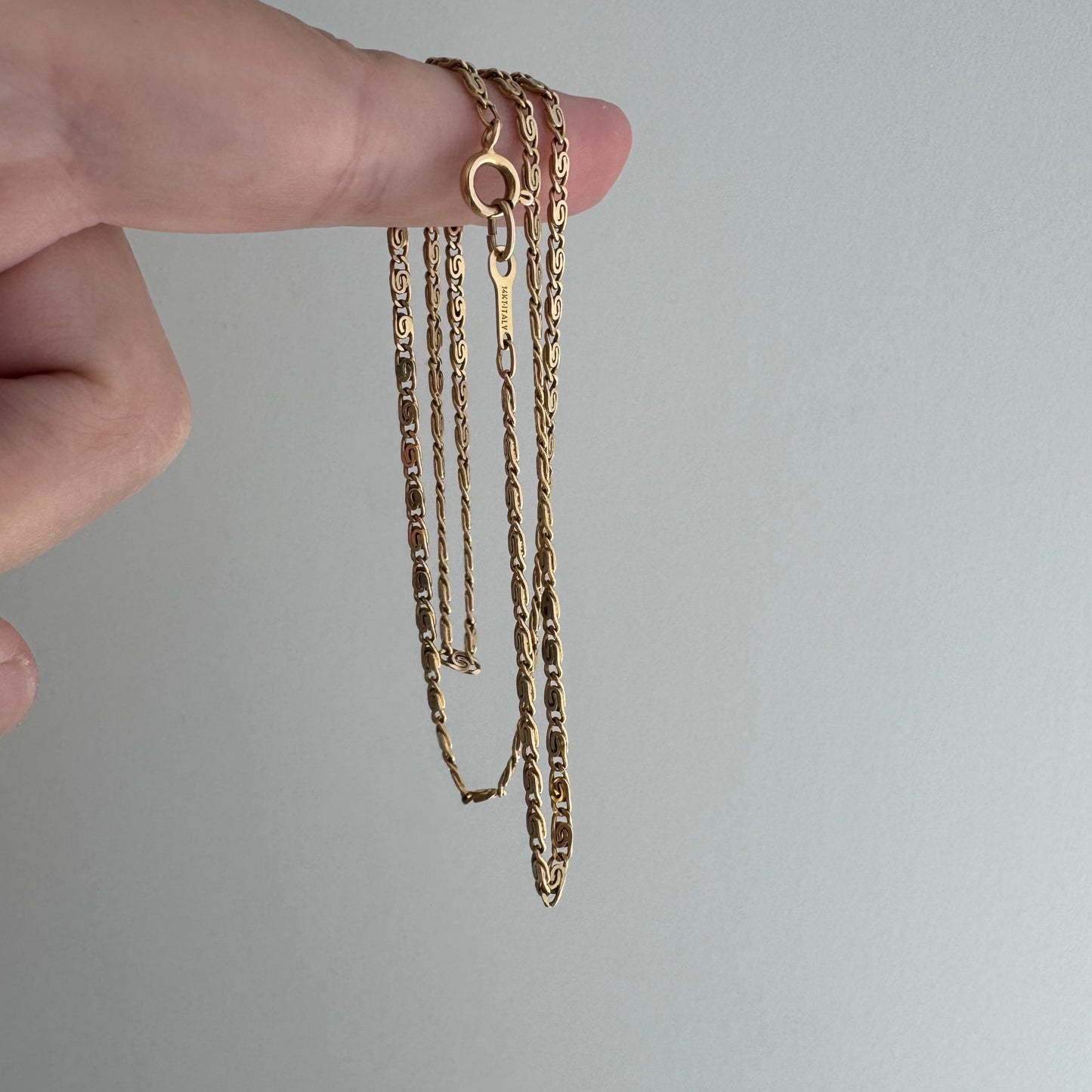 V I N T A G E // spiraling / 14k yellow gold spiral chain and charm holder / 18.25", 7g