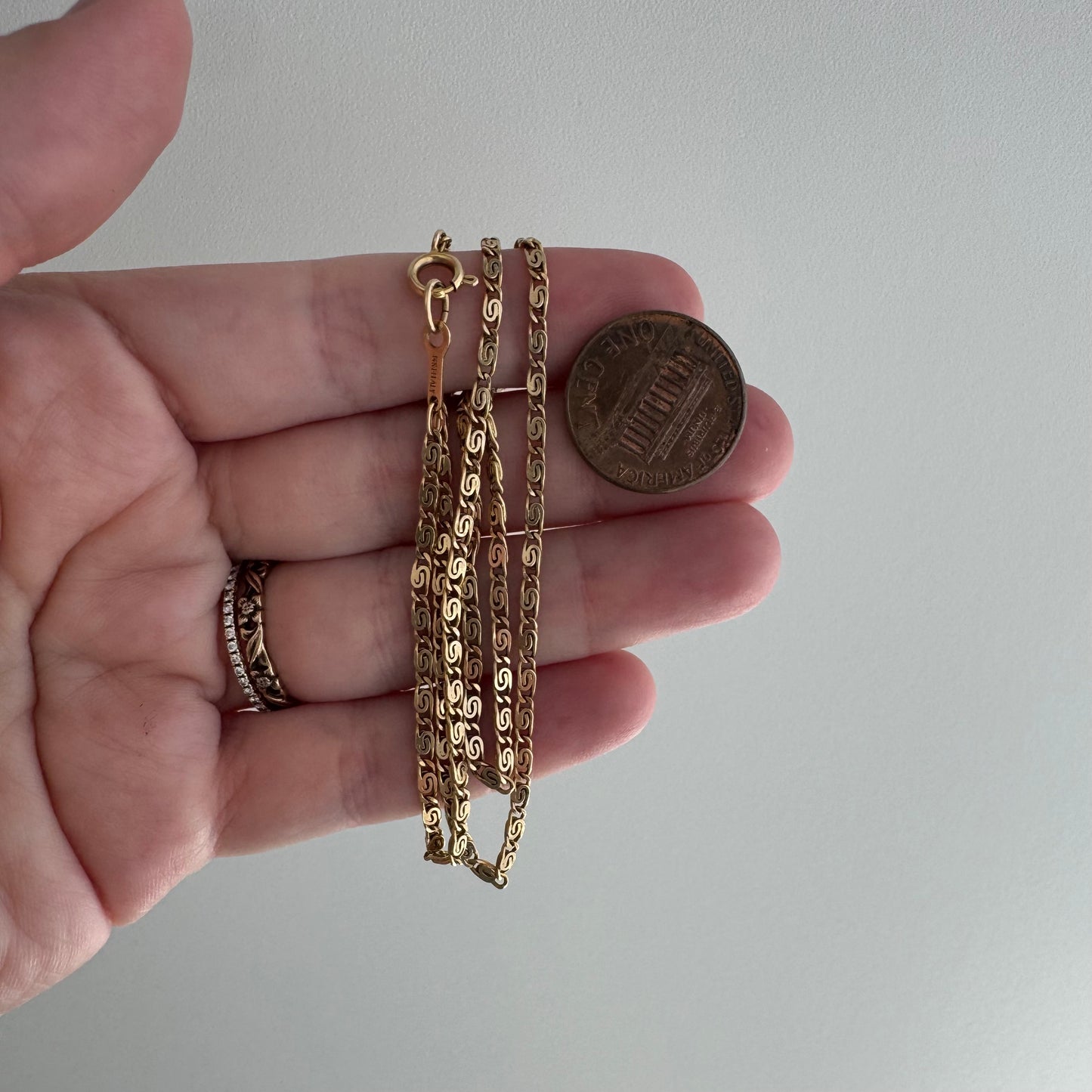 V I N T A G E // spiraling / 14k yellow gold spiral chain and charm holder / 18.25", 7g