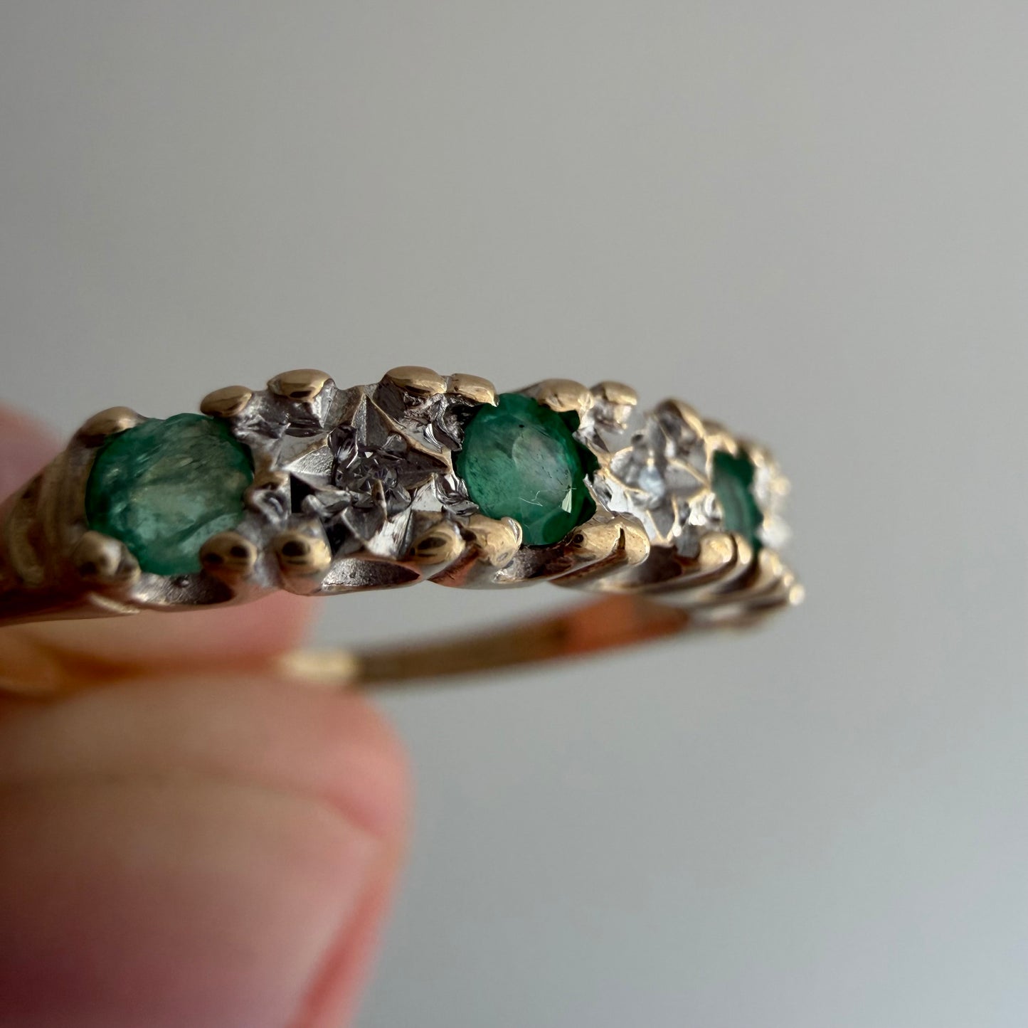 V I N T A G E // enviable green / 9k + emerald + diamond starburst stacking band / size 5.5+