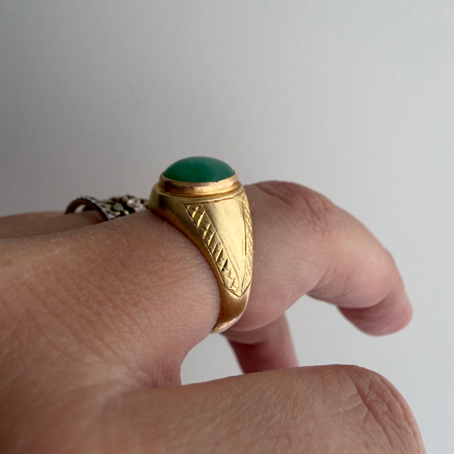 V I N T A G E // emerald eye / 14k + emerald cabochon / size 5