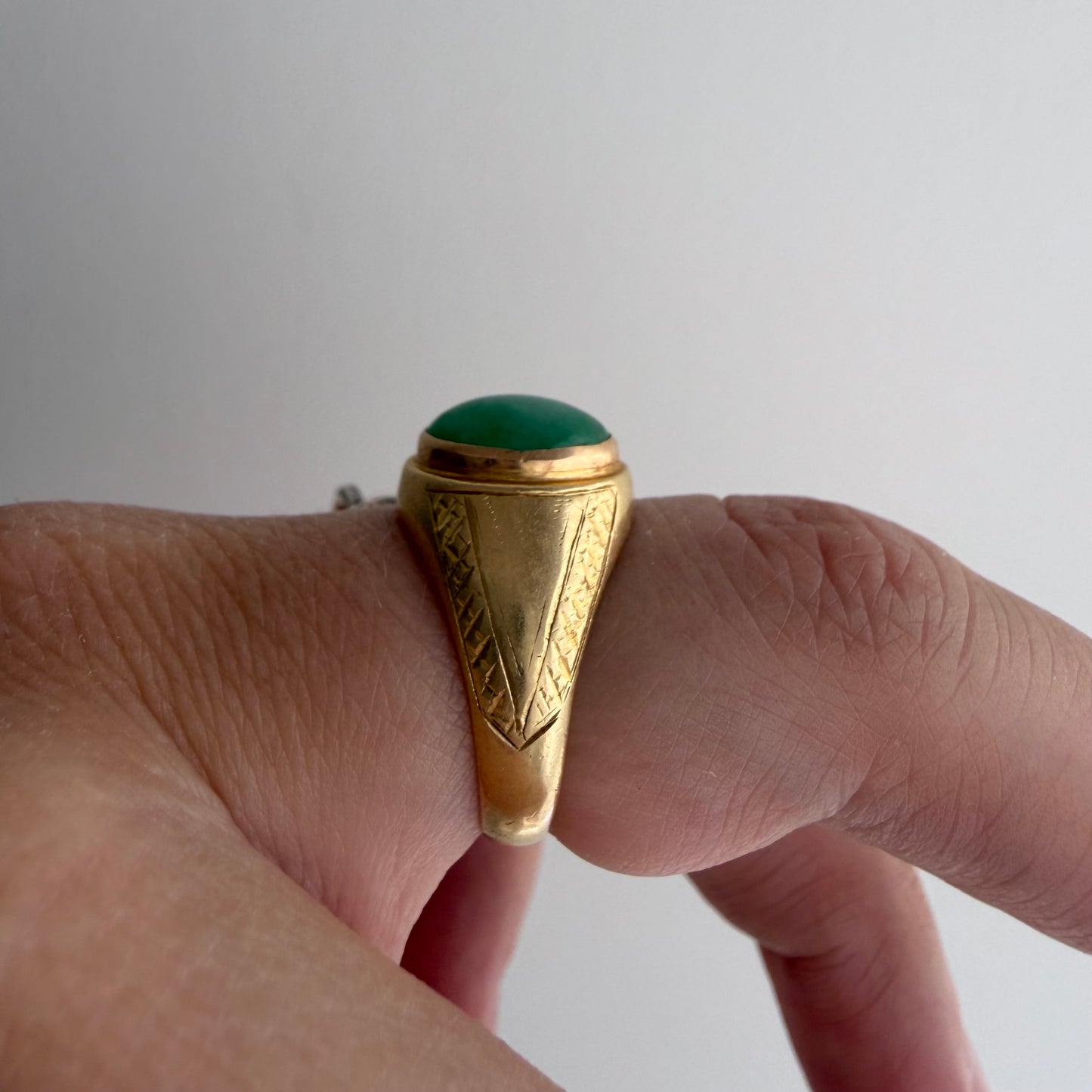 V I N T A G E // emerald eye / 14k + emerald cabochon / size 5