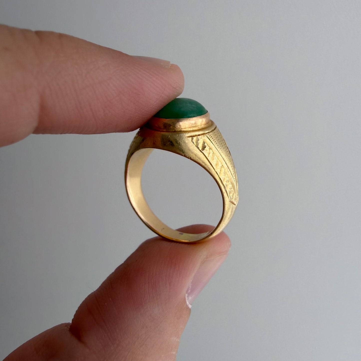 V I N T A G E // emerald eye / 14k + emerald cabochon / size 5