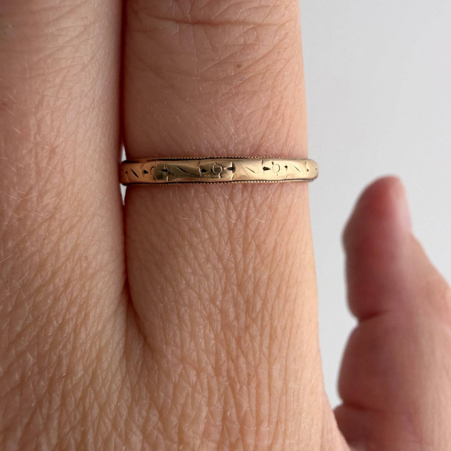 V I N T A G E // fading florals / 10k art nouveau yellow gold floral patterned thin eternity wedding band / size 7.5