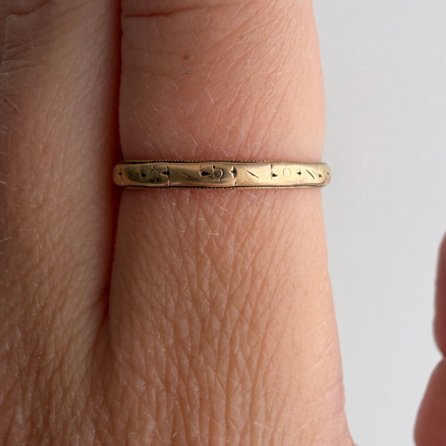 V I N T A G E // fading florals / 10k art nouveau yellow gold floral patterned thin eternity wedding band / size 7.5