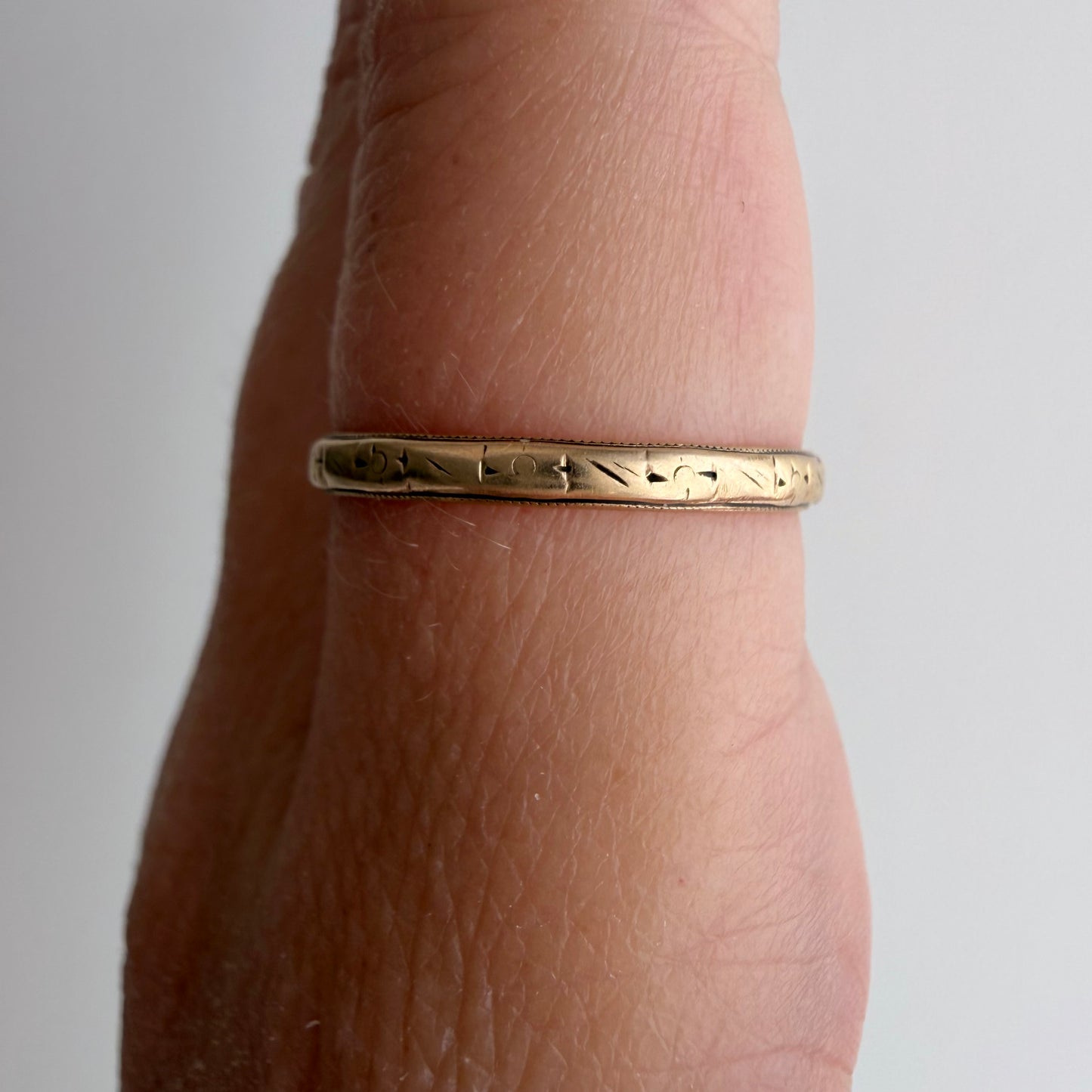 V I N T A G E // fading florals / 10k art nouveau yellow gold floral patterned thin eternity wedding band / size 7.5