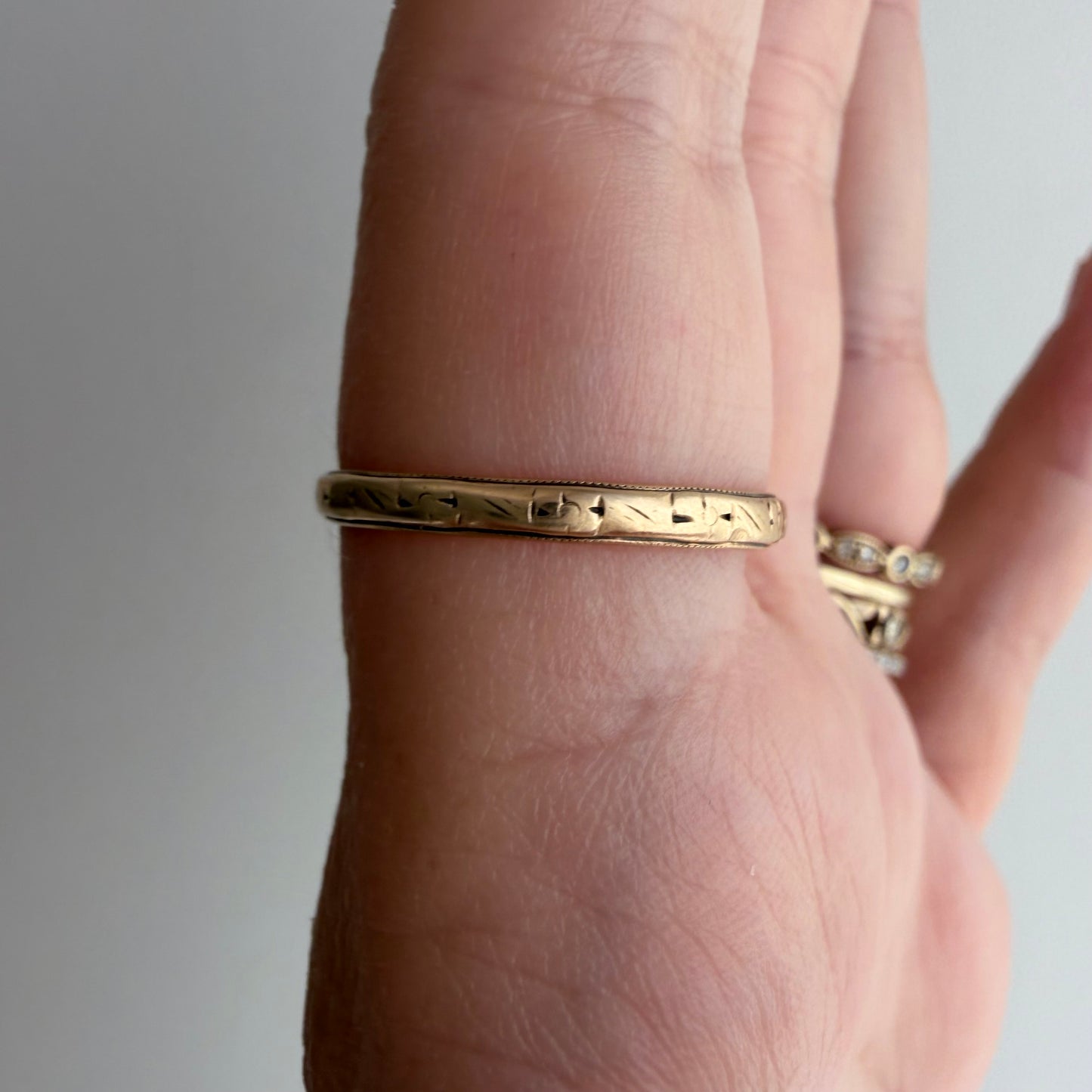 V I N T A G E // fading florals / 10k art nouveau yellow gold floral patterned thin eternity wedding band / size 7.5