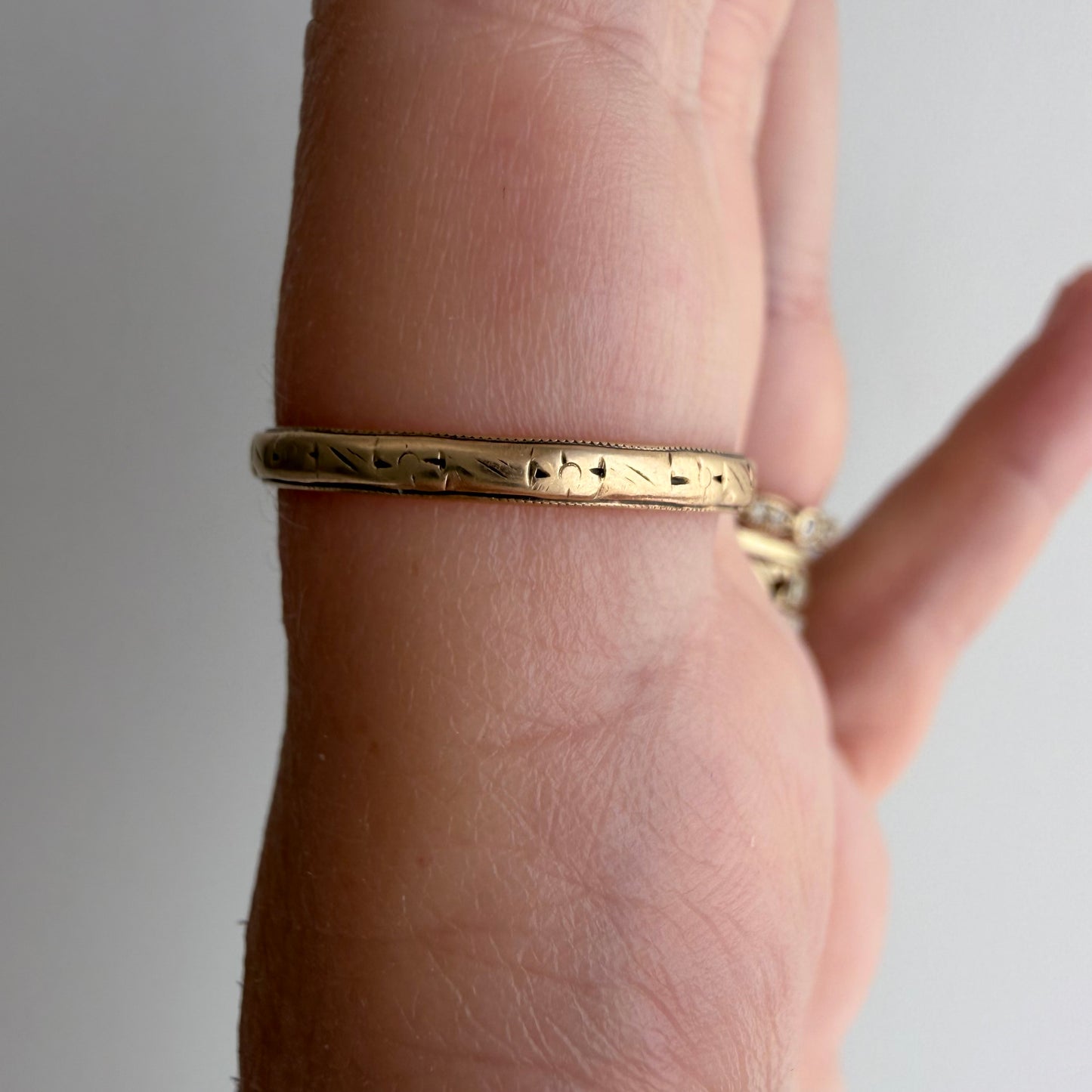 V I N T A G E // fading florals / 10k art nouveau yellow gold floral patterned thin eternity wedding band / size 7.5