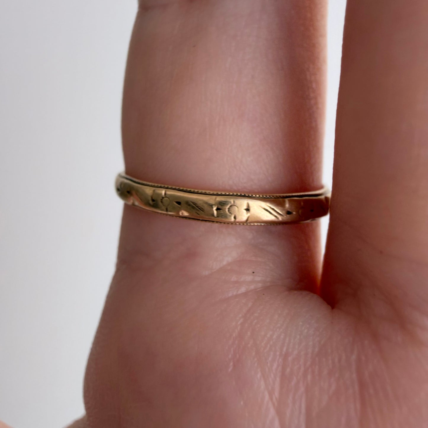 V I N T A G E // fading florals / 10k art nouveau yellow gold floral patterned thin eternity wedding band / size 7.5
