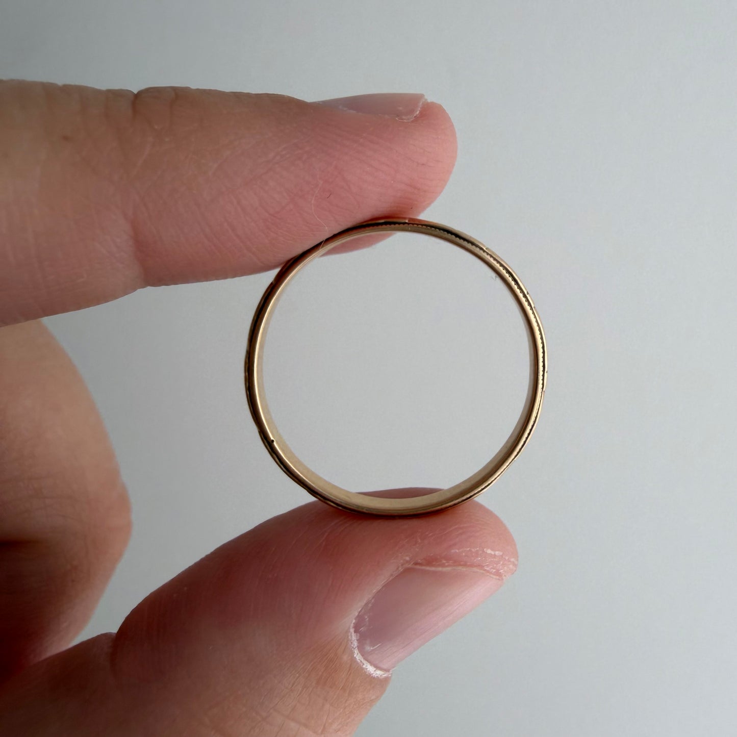 V I N T A G E // fading florals / 10k art nouveau yellow gold floral patterned thin eternity wedding band / size 7.5