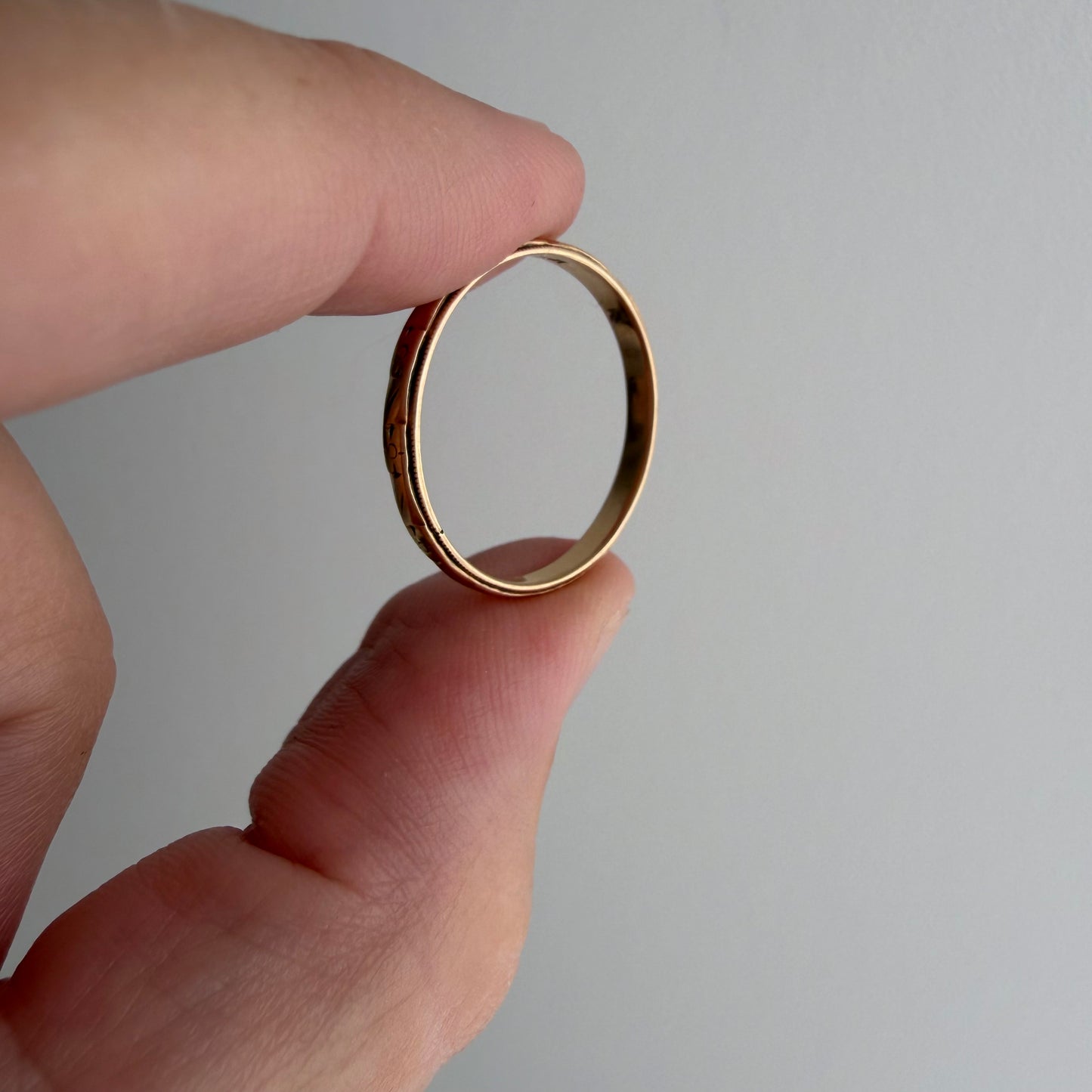 V I N T A G E // fading florals / 10k art nouveau yellow gold floral patterned thin eternity wedding band / size 7.5