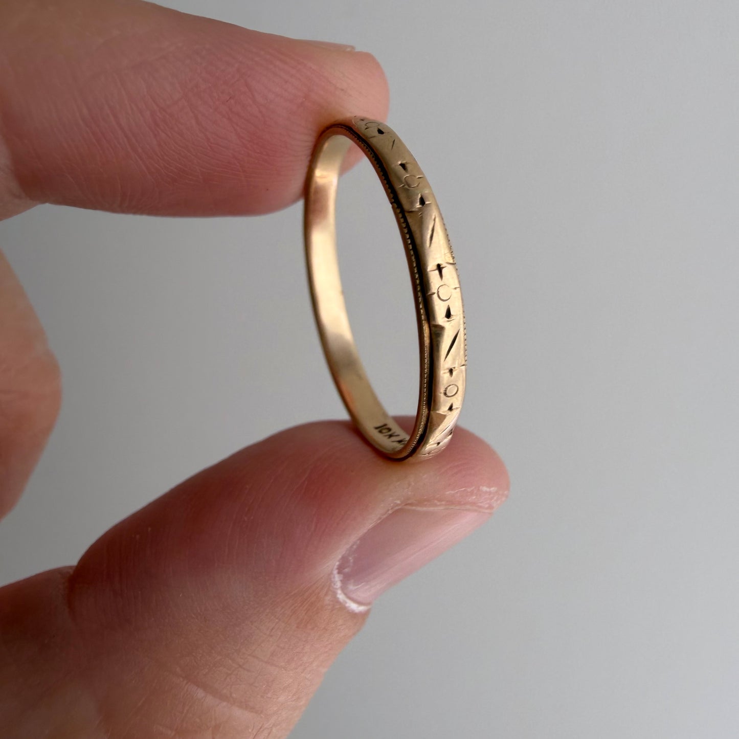 V I N T A G E // fading florals / 10k art nouveau yellow gold floral patterned thin eternity wedding band / size 7.5