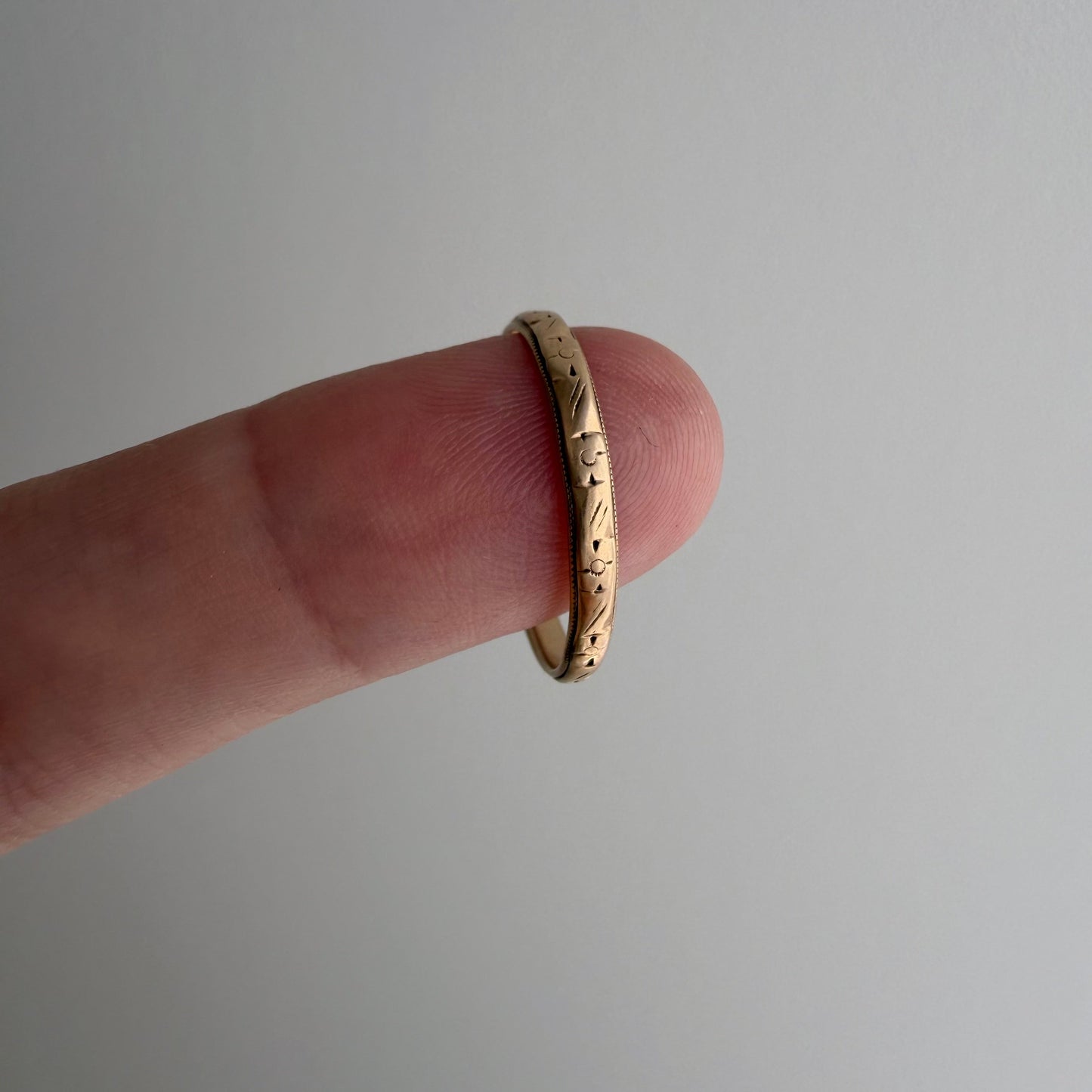 V I N T A G E // fading florals / 10k art nouveau yellow gold floral patterned thin eternity wedding band / size 7.5