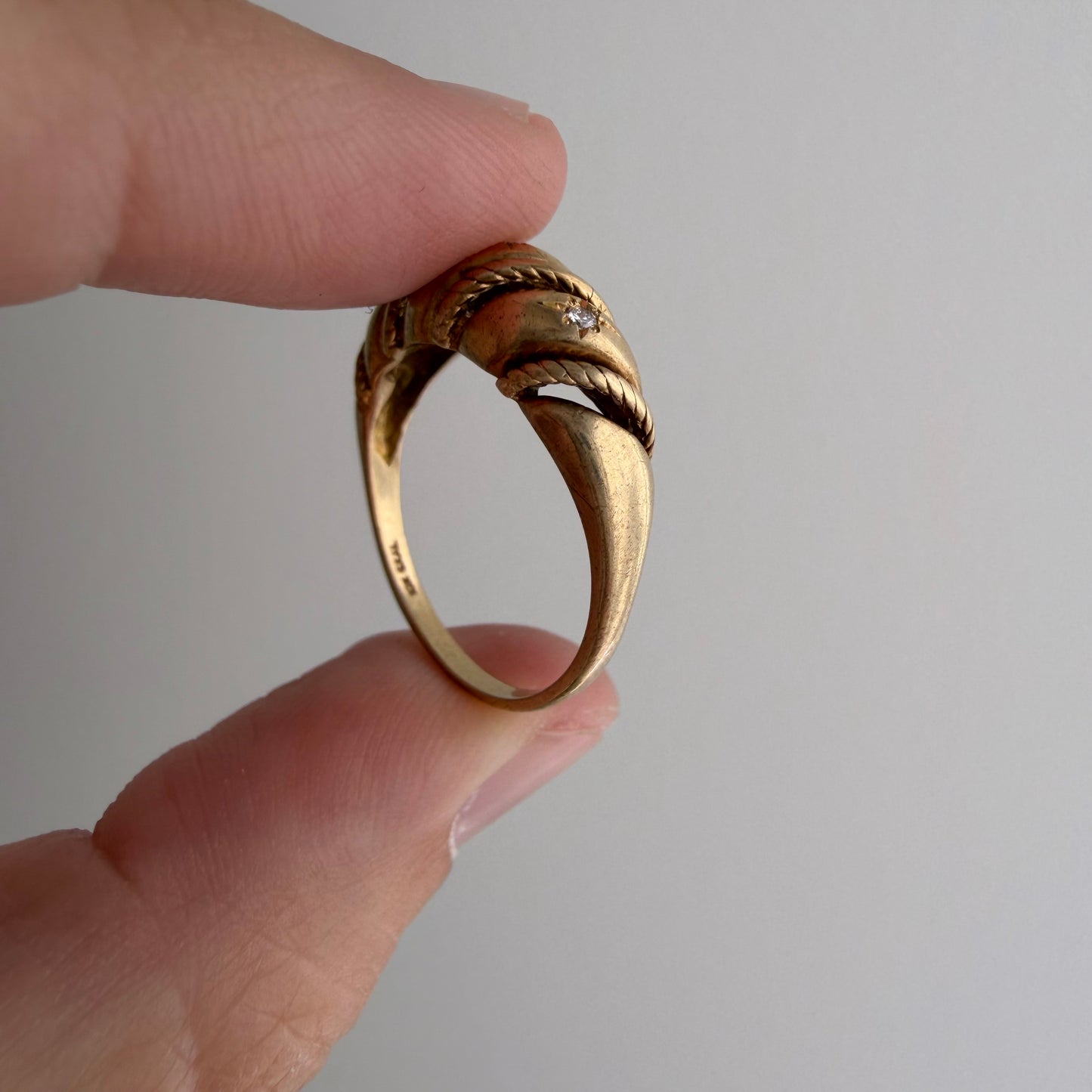 V I N T A G E // sparkle time / 10k and starburst diamond domed croissant ring / size 7