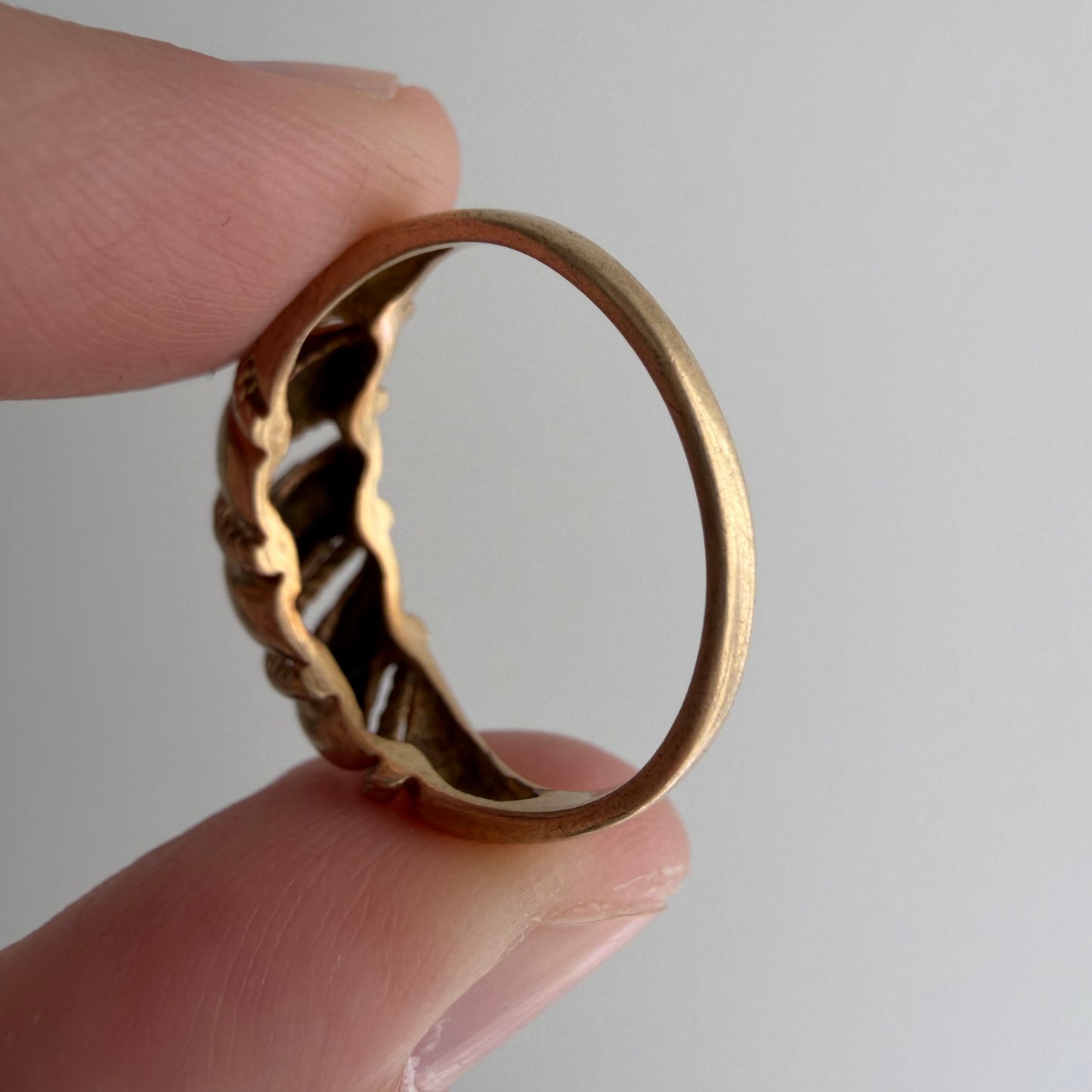 V I N T A G E // sparkle time / 10k and starburst diamond domed croissant ring / size 7