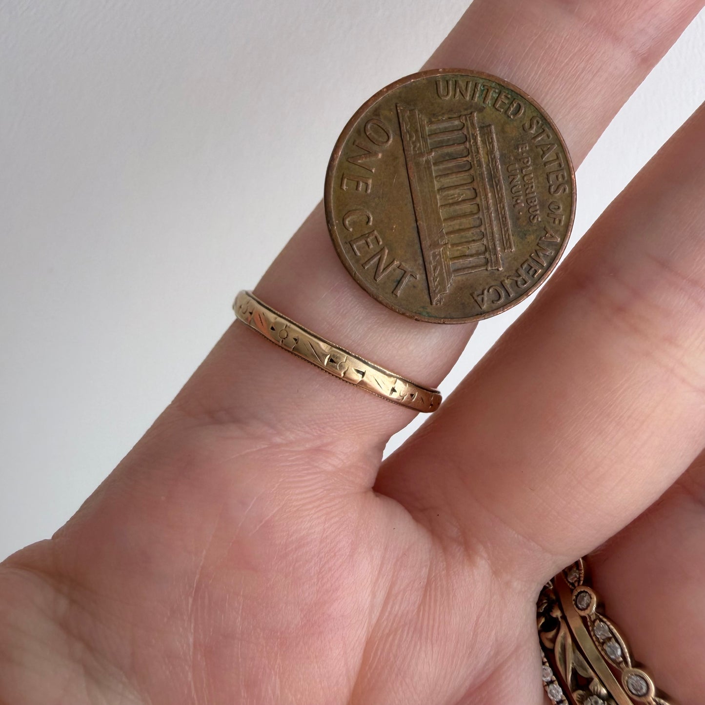 V I N T A G E // fading florals / 10k art nouveau yellow gold floral patterned thin eternity wedding band / size 7.5