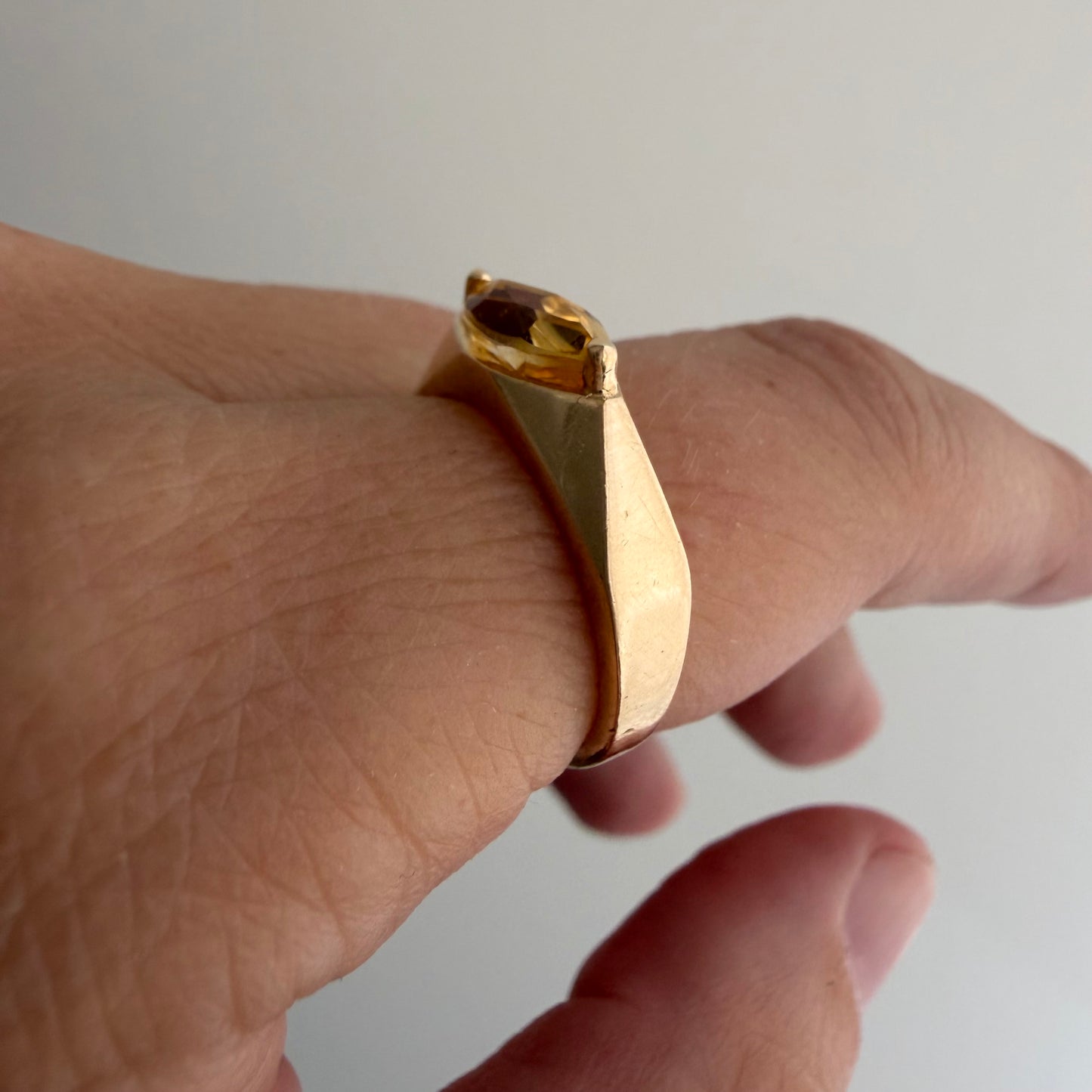 E S T A T E // citrine eye / modernist geometric east west citrine solitaire stacking ring / size 6