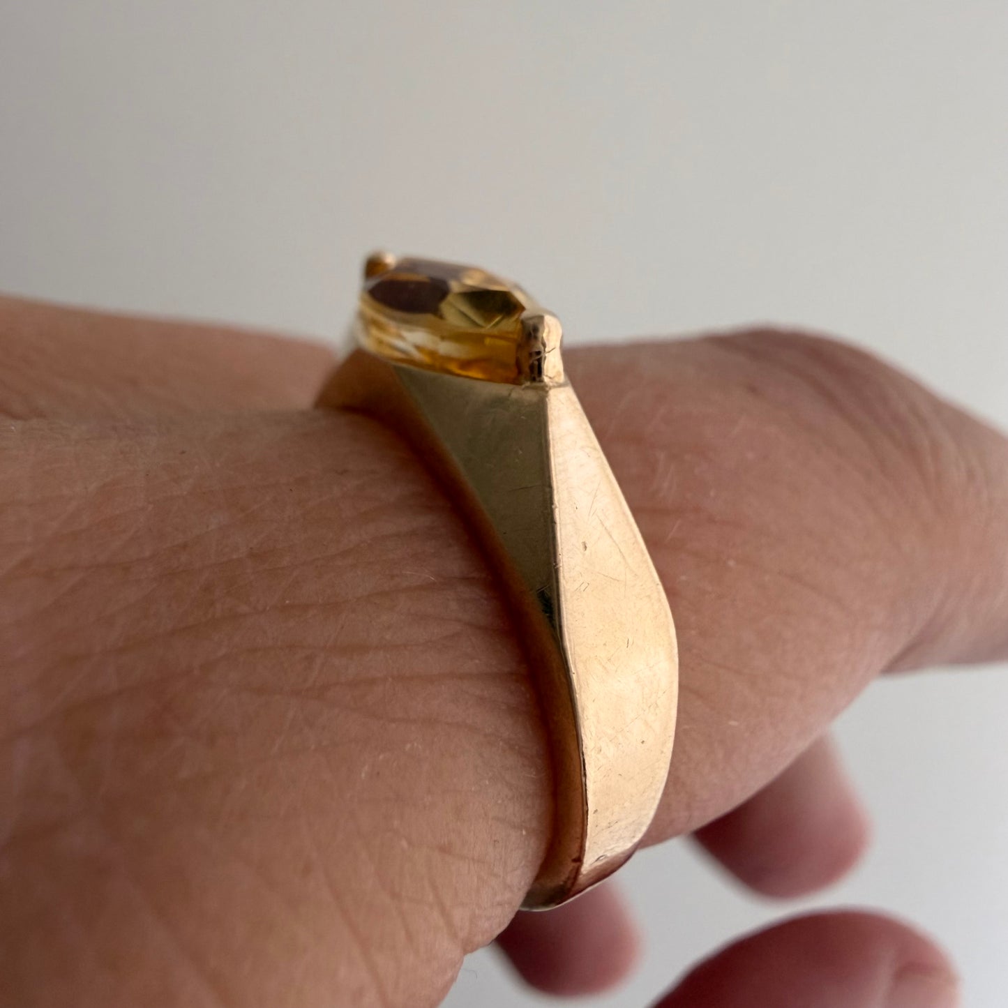E S T A T E // citrine eye / modernist geometric east west citrine solitaire stacking ring / size 6