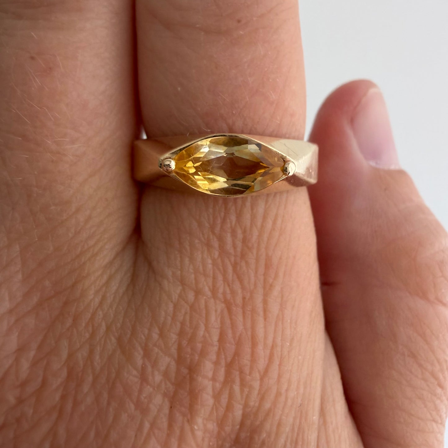 E S T A T E // citrine eye / modernist geometric east west citrine solitaire stacking ring / size 6