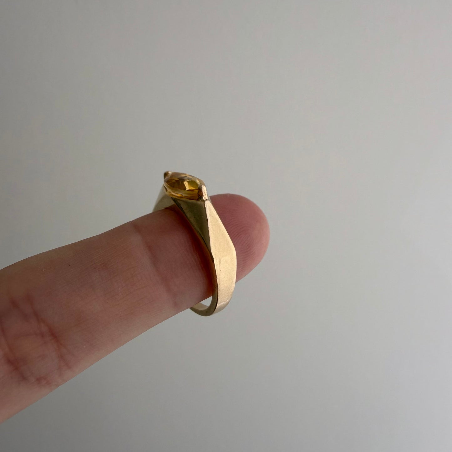 E S T A T E // citrine eye / modernist geometric east west citrine solitaire stacking ring / size 6