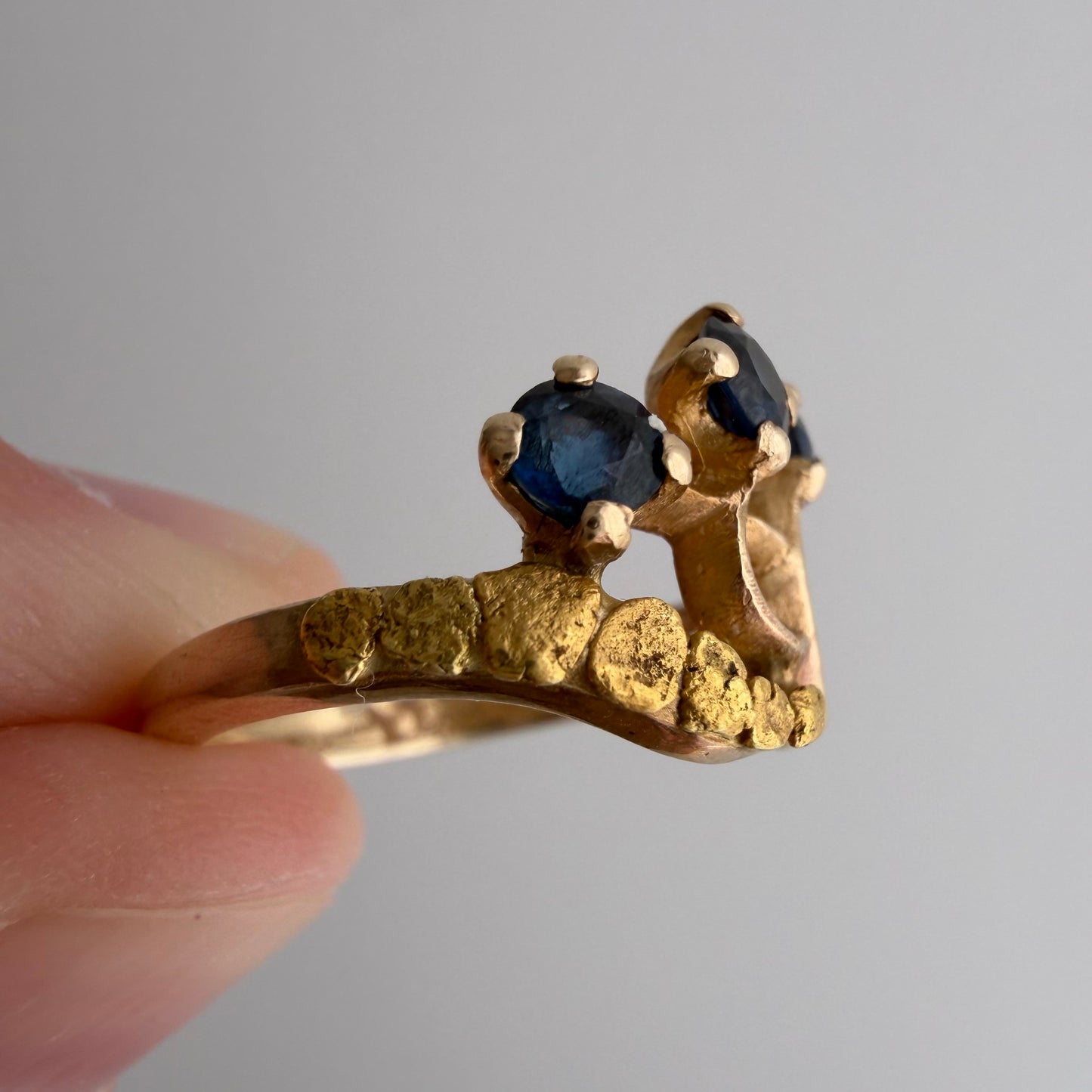 V I N T A G E // topaz blooms / 10k + nugget + topaz trilogy ring / size 5.25