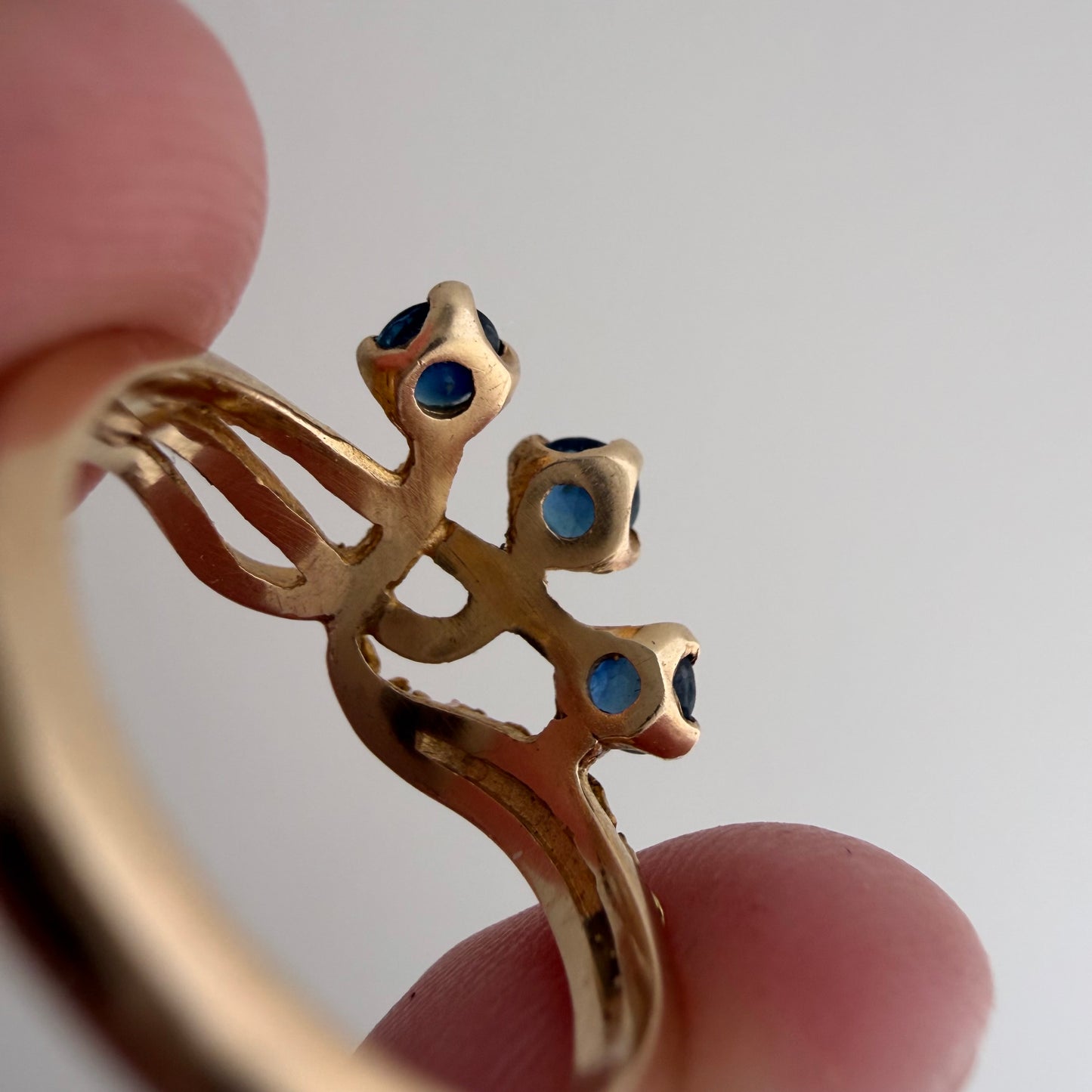 V I N T A G E // topaz blooms / 10k + nugget + topaz trilogy ring / size 5.25