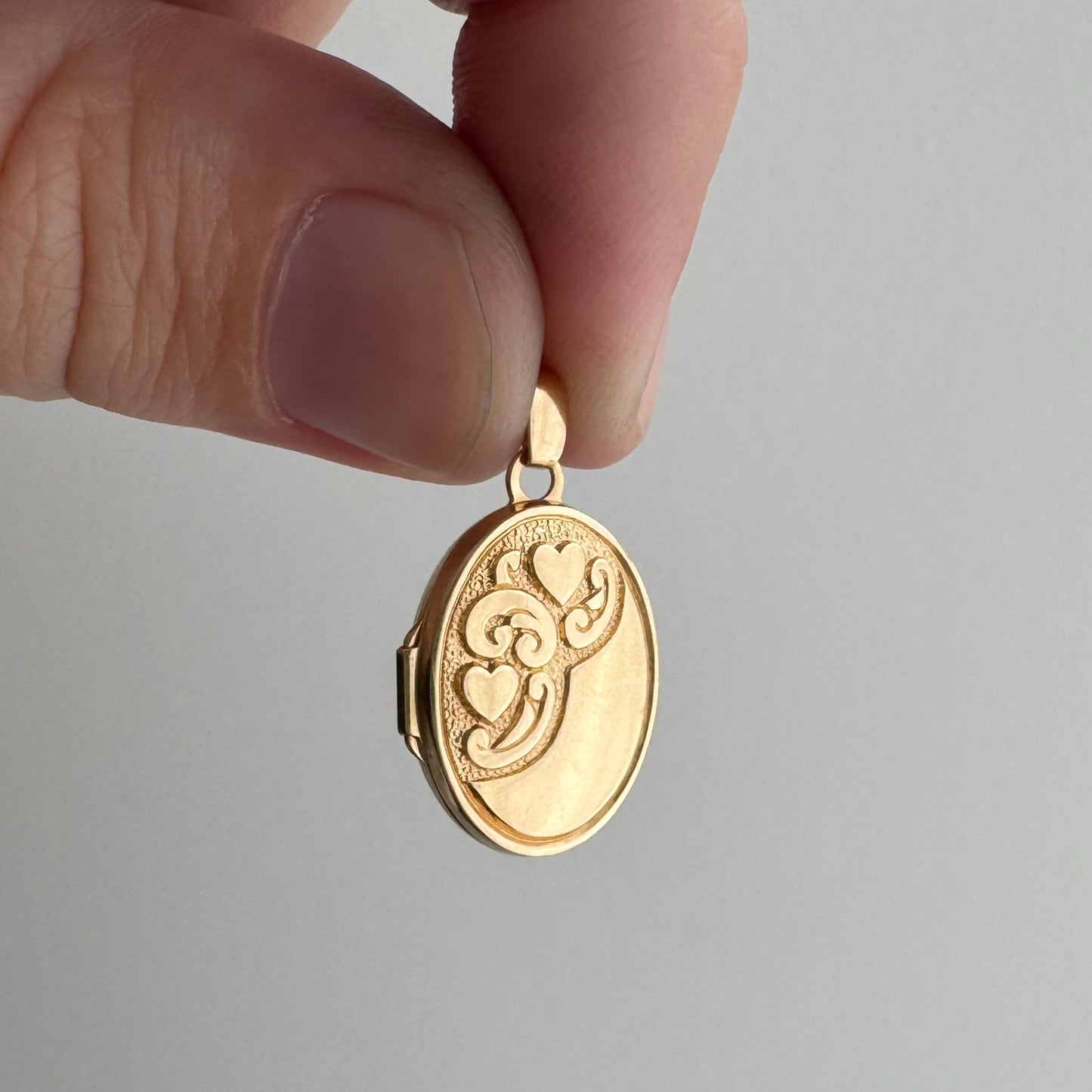 V I N T A G E // lovely memories / 14k oval locket with embossed heart and swirly details / a pendant