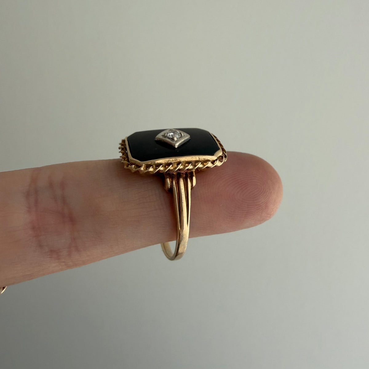 V I N T A G E // north star at night / retro 1940s 10k + onyx + diamond ring / size 7.75