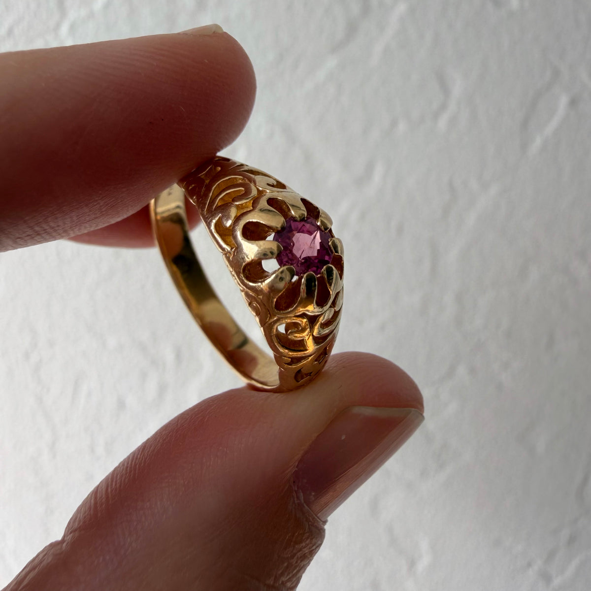 V I N T A G E // at the center of the bloom / 14k yellow gold filigree dome pink sapphire solitaire ring / size 7.75