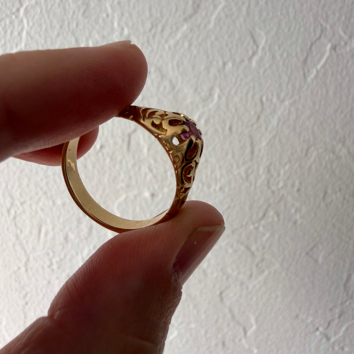 V I N T A G E // at the center of the bloom / 14k yellow gold filigree dome pink sapphire solitaire ring / size 7.75