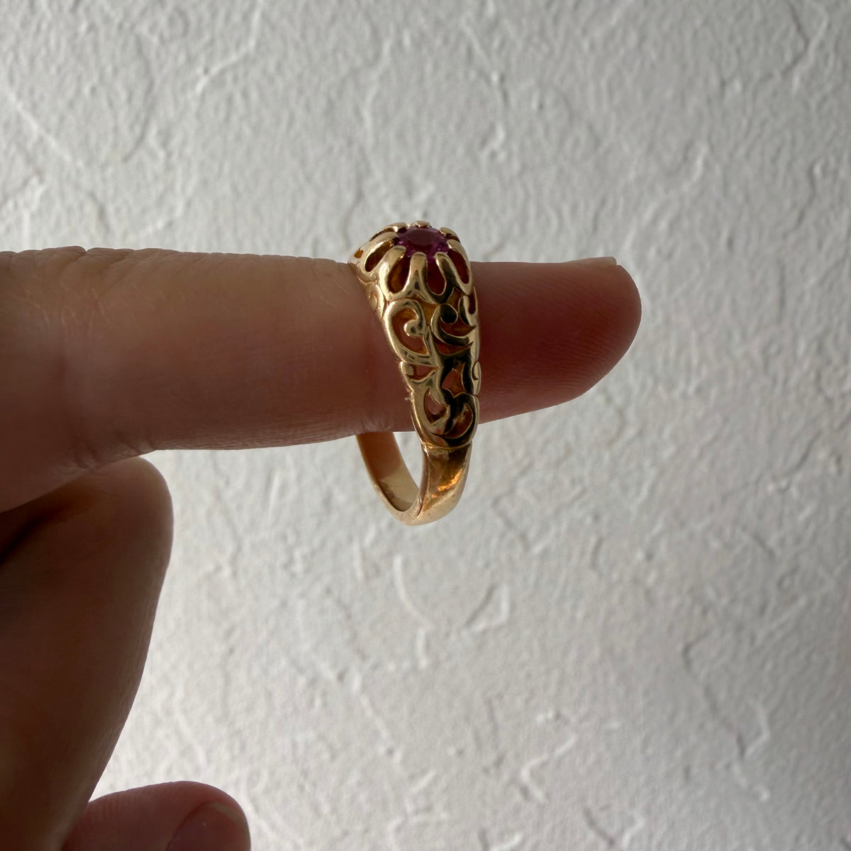 V I N T A G E // at the center of the bloom / 14k yellow gold filigree dome pink sapphire solitaire ring / size 7.75