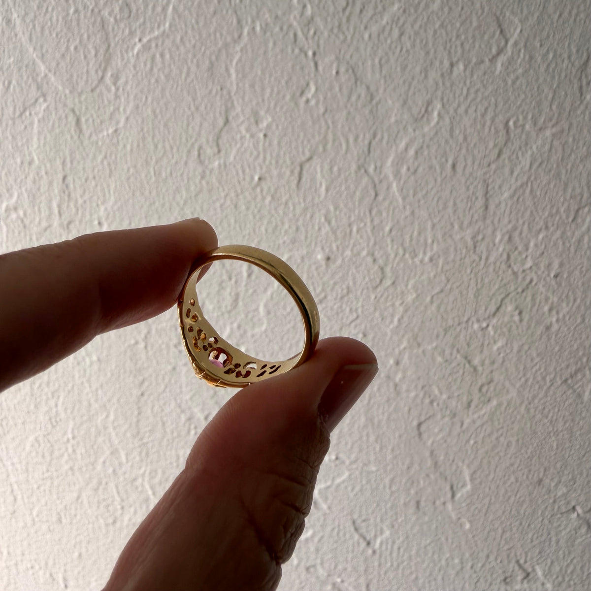 V I N T A G E // at the center of the bloom / 14k yellow gold filigree dome pink sapphire solitaire ring / size 7.75