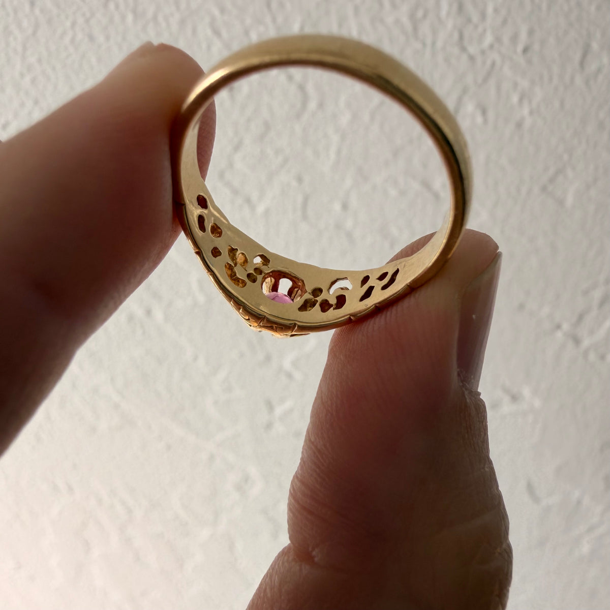 V I N T A G E // at the center of the bloom / 14k yellow gold filigree dome pink sapphire solitaire ring / size 7.75