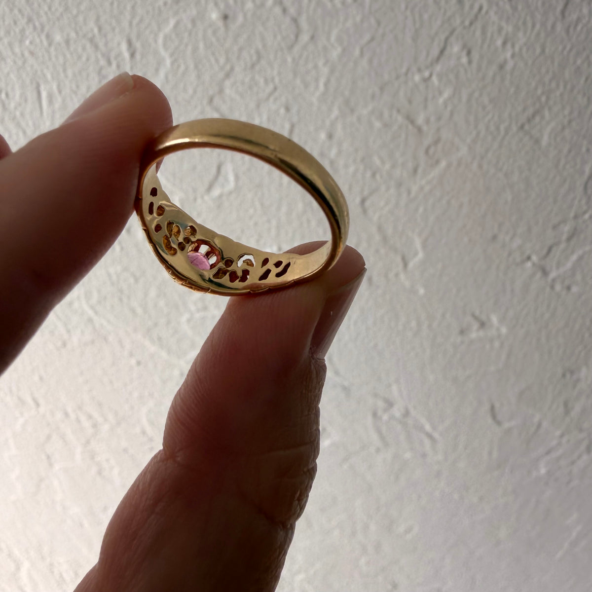 V I N T A G E // at the center of the bloom / 14k yellow gold filigree dome pink sapphire solitaire ring / size 7.75