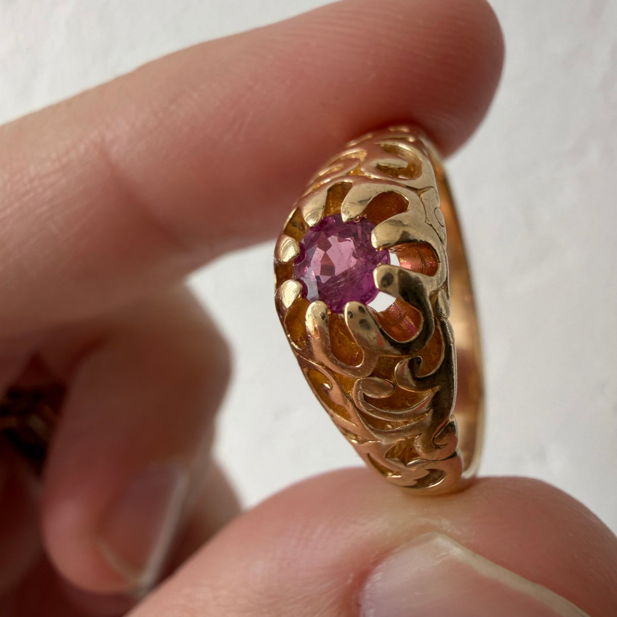 V I N T A G E // at the center of the bloom / 14k yellow gold filigree dome pink sapphire solitaire ring / size 7.75