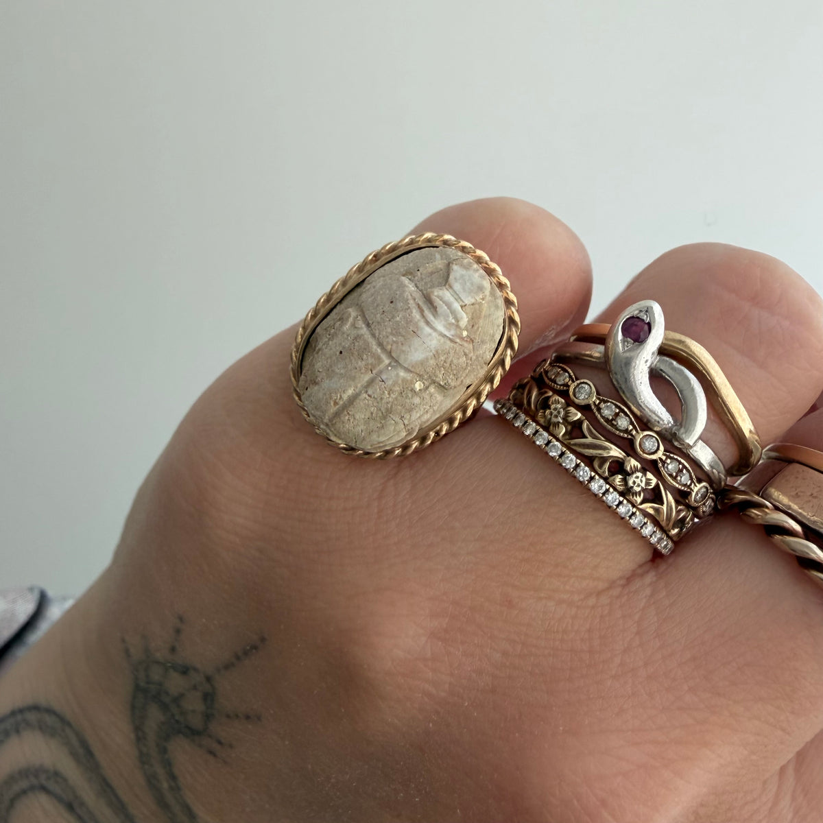 V I N T A G E // best beetle / mid century 10k + carved faience scarab ring / size ~4