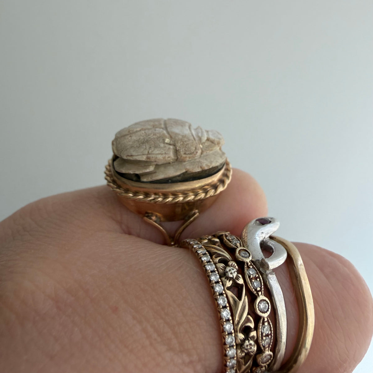 V I N T A G E // best beetle / mid century 10k + carved faience scarab ring / size ~4