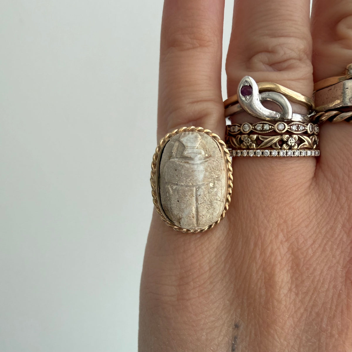 V I N T A G E // best beetle / mid century 10k + carved faience scarab ring / size ~4