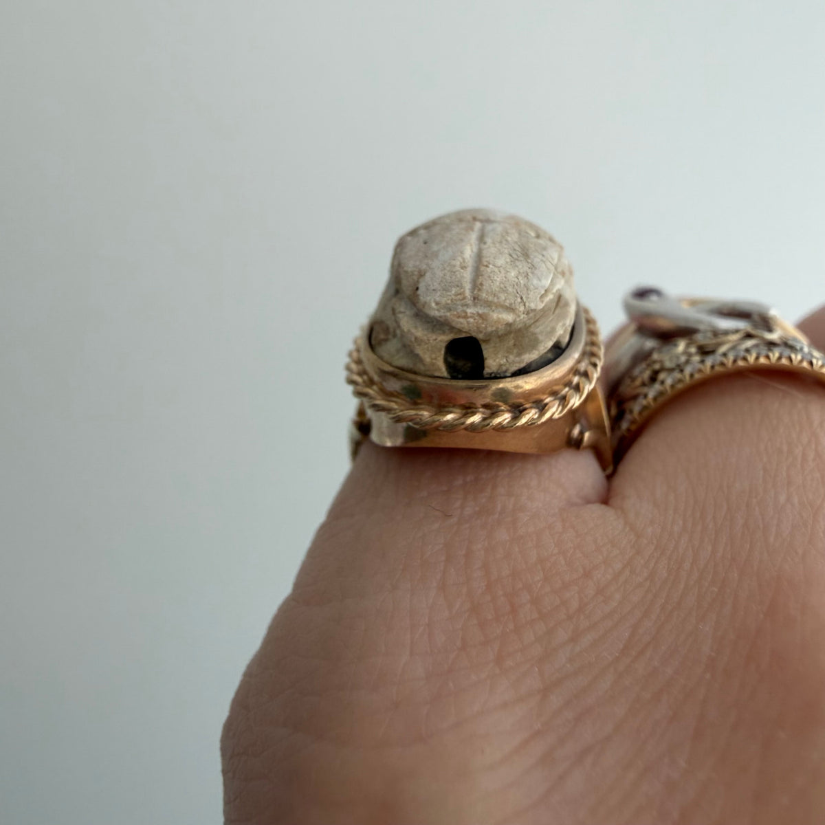 V I N T A G E // best beetle / mid century 10k + carved faience scarab ring / size ~4