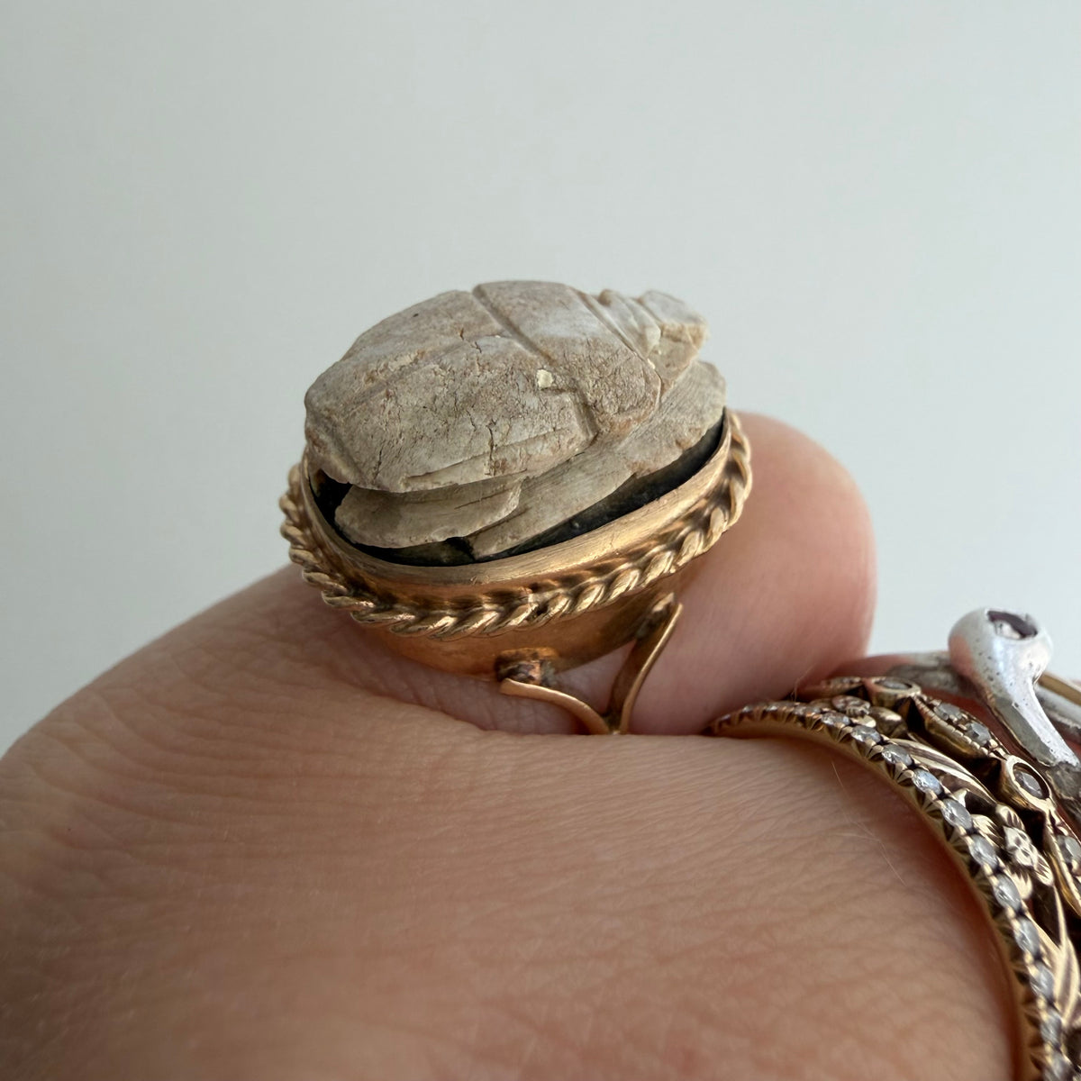 V I N T A G E // best beetle / mid century 10k + carved faience scarab ring / size ~4