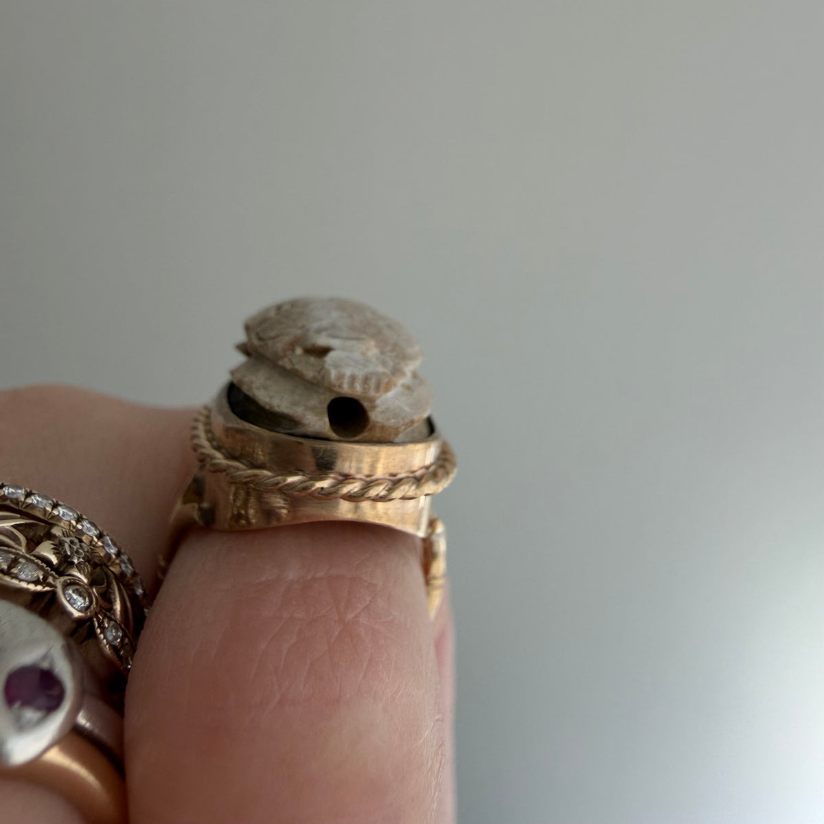 V I N T A G E // best beetle / mid century 10k + carved faience scarab ring / size ~4