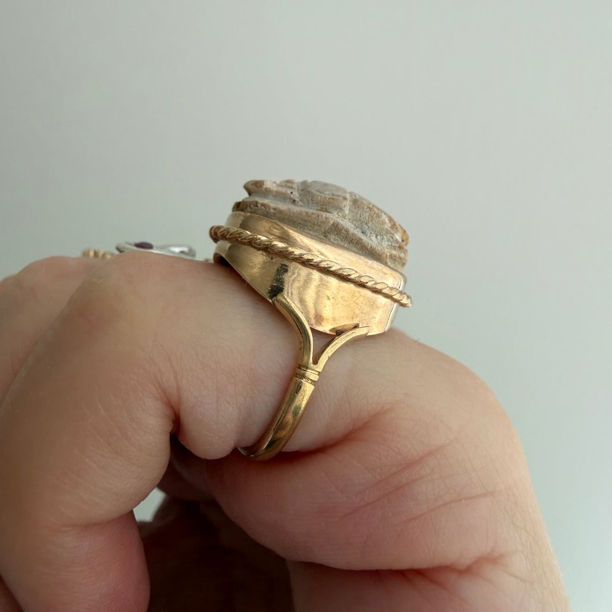V I N T A G E // best beetle / mid century 10k + carved faience scarab ring / size ~4