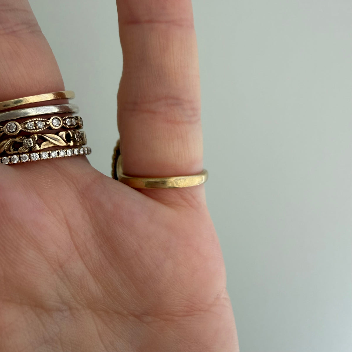 V I N T A G E // best beetle / mid century 10k + carved faience scarab ring / size ~4