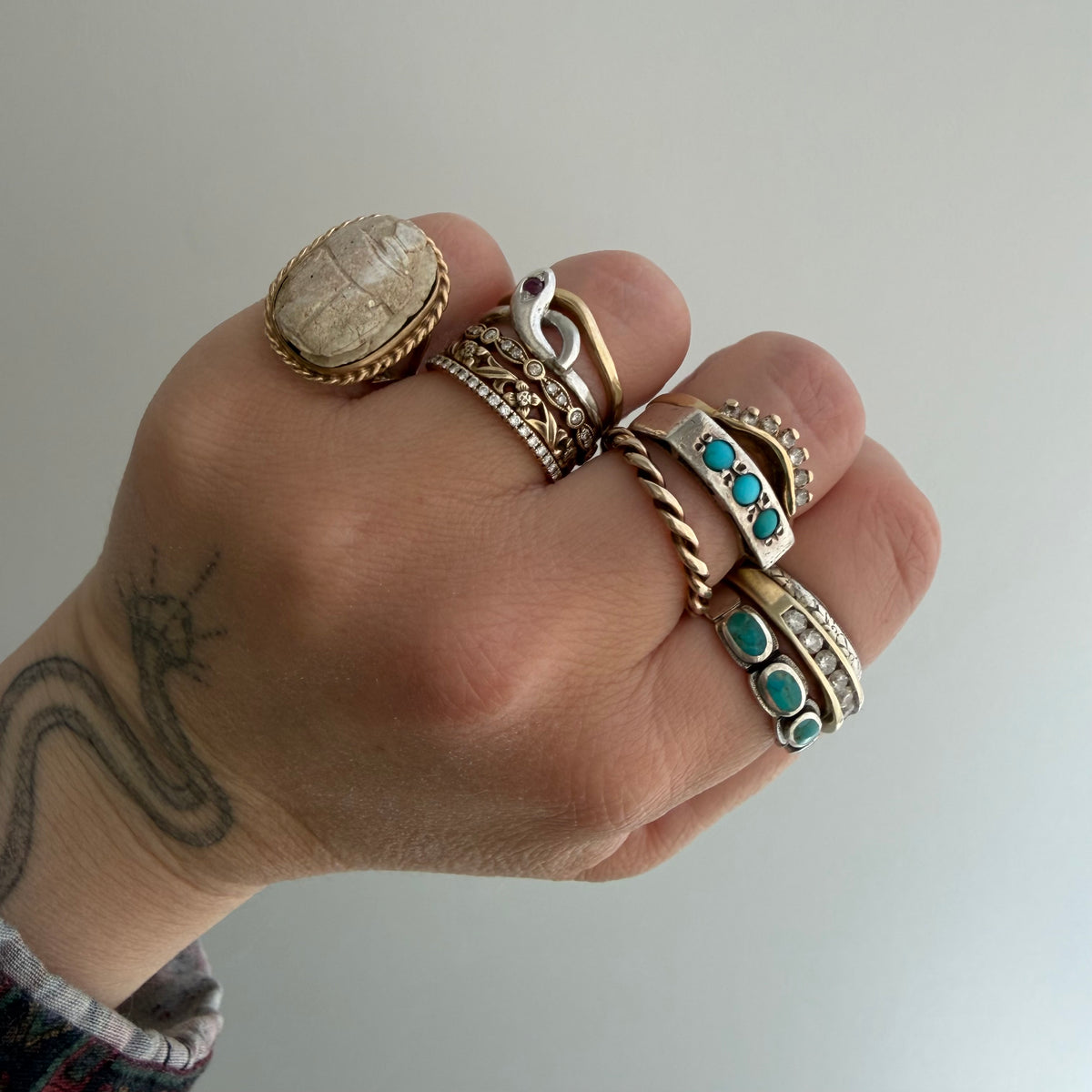 V I N T A G E // best beetle / mid century 10k + carved faience scarab ring / size ~4