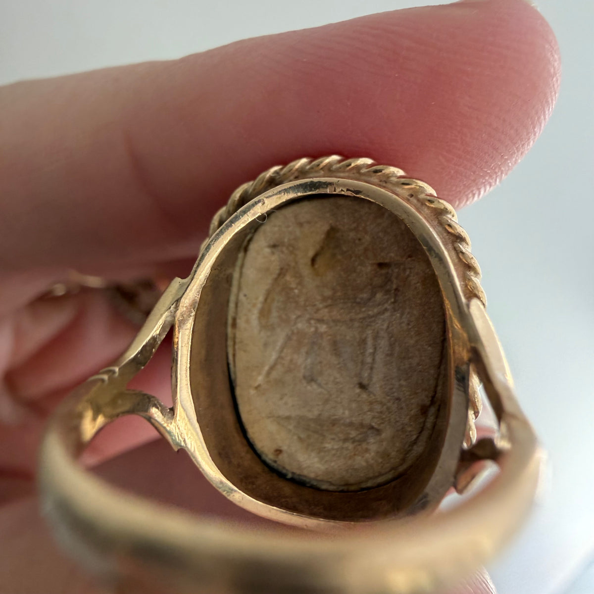 V I N T A G E // best beetle / mid century 10k + carved faience scarab ring / size ~4