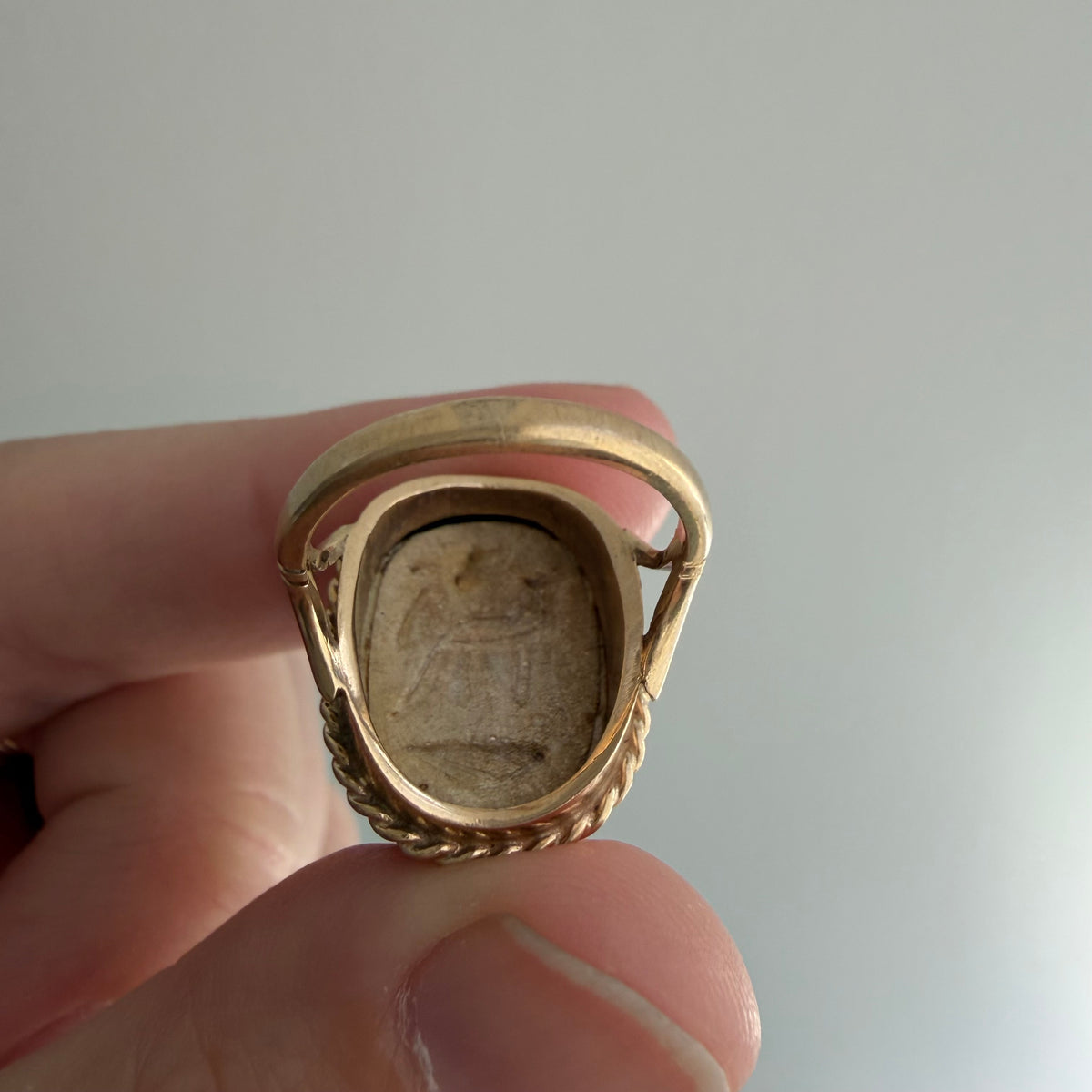 V I N T A G E // best beetle / mid century 10k + carved faience scarab ring / size ~4